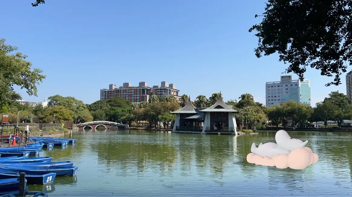 圓滾滾的身軀悠閒躺臥水面-白天展現-q-萌療癒的可愛風貌-夜晚則在燈光映襯下營造。(圖/台中市政府 提供)