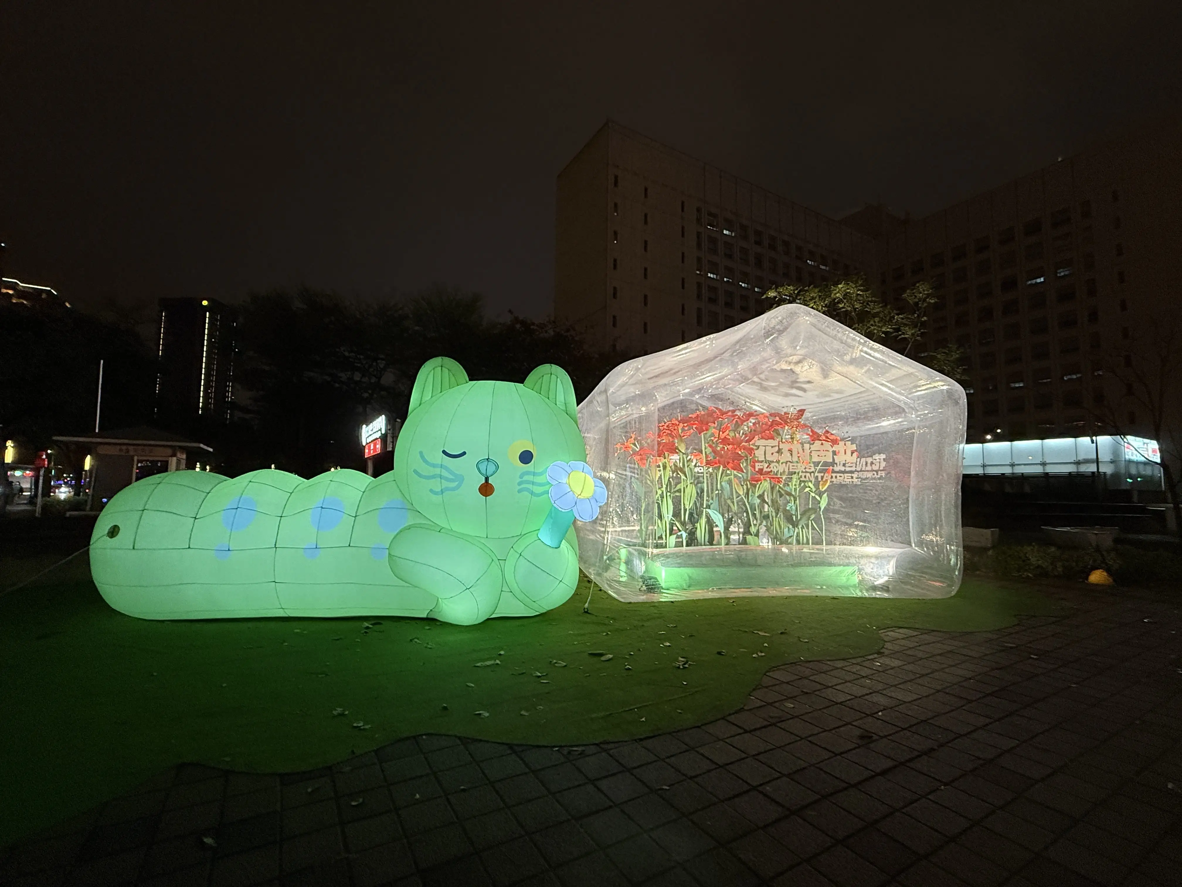 民眾於「春之幻境溫室」拍照上傳社群，完成指定任務，即有機會抽中「花IN台北・城市漫遊包組」限量紀念品。(圖/台北市政府 提供)