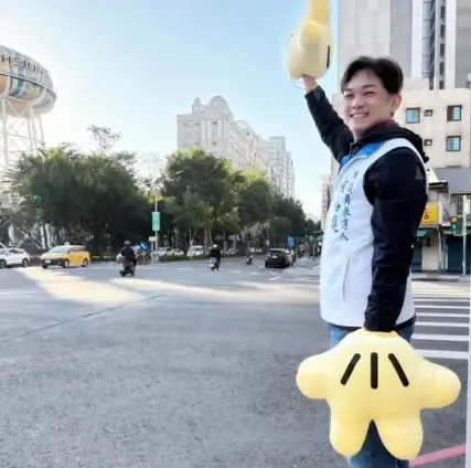 市議員參選人黃裕庭質疑民進黨高雄捍衛隊相關說法前後不一，呼籲議員應回歸議會監督本質。（黃裕庭提供）