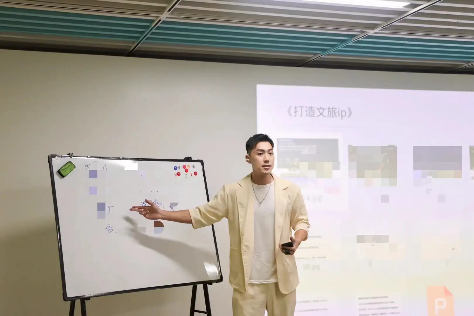 徐銘鴻於南沙直播基地授課，分享鏡頭表達與直播實戰技巧，從台前走向幕後，開啟第二種人生。(圖/徐銘鴻提供)