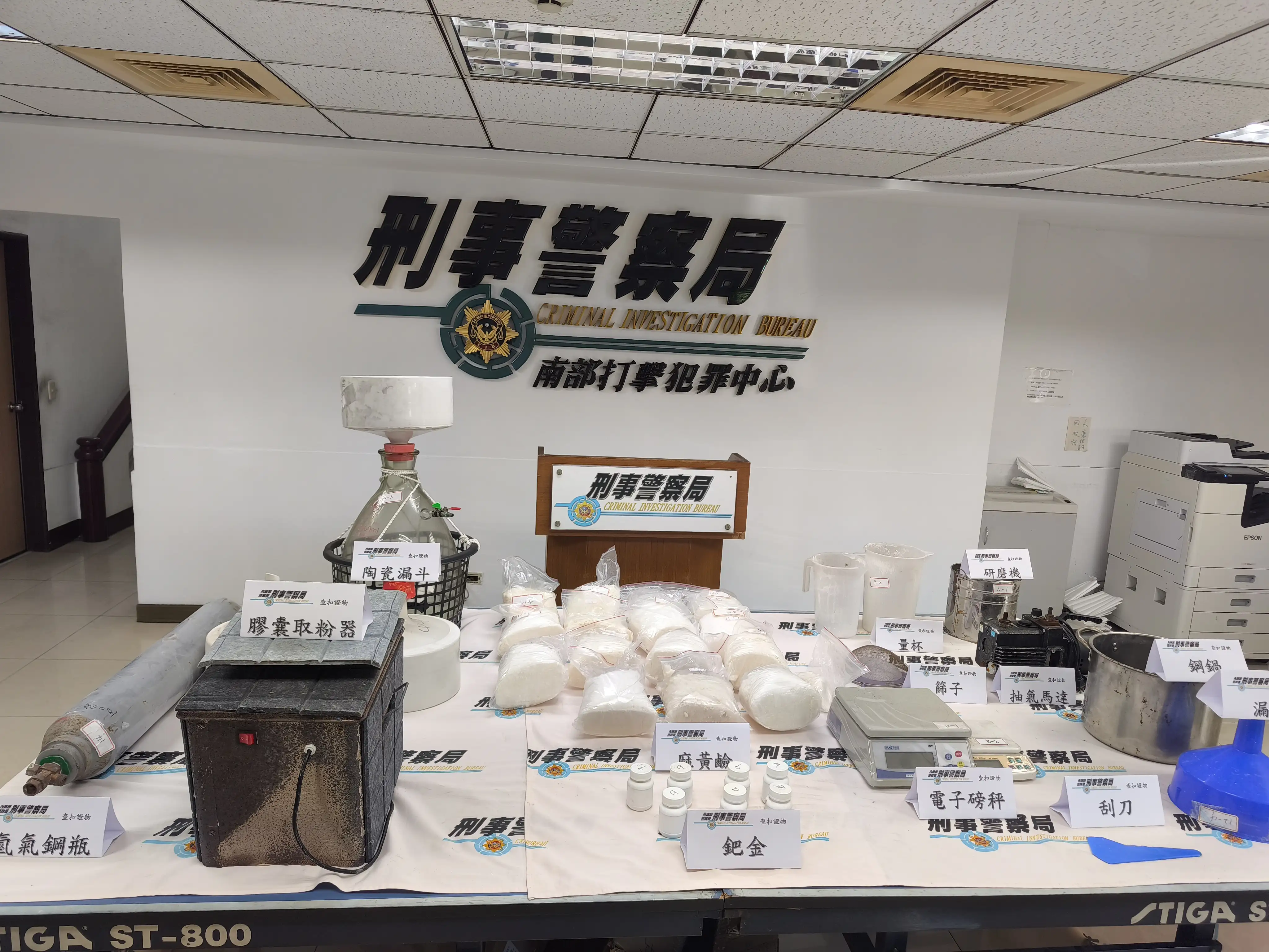 警方於製毒工廠現場查扣大量製毒原料與器具，包括毒品麻黃鹼、安非他命及相關製毒設備，經清點後依法扣押。(圖/刑事局南打提供)