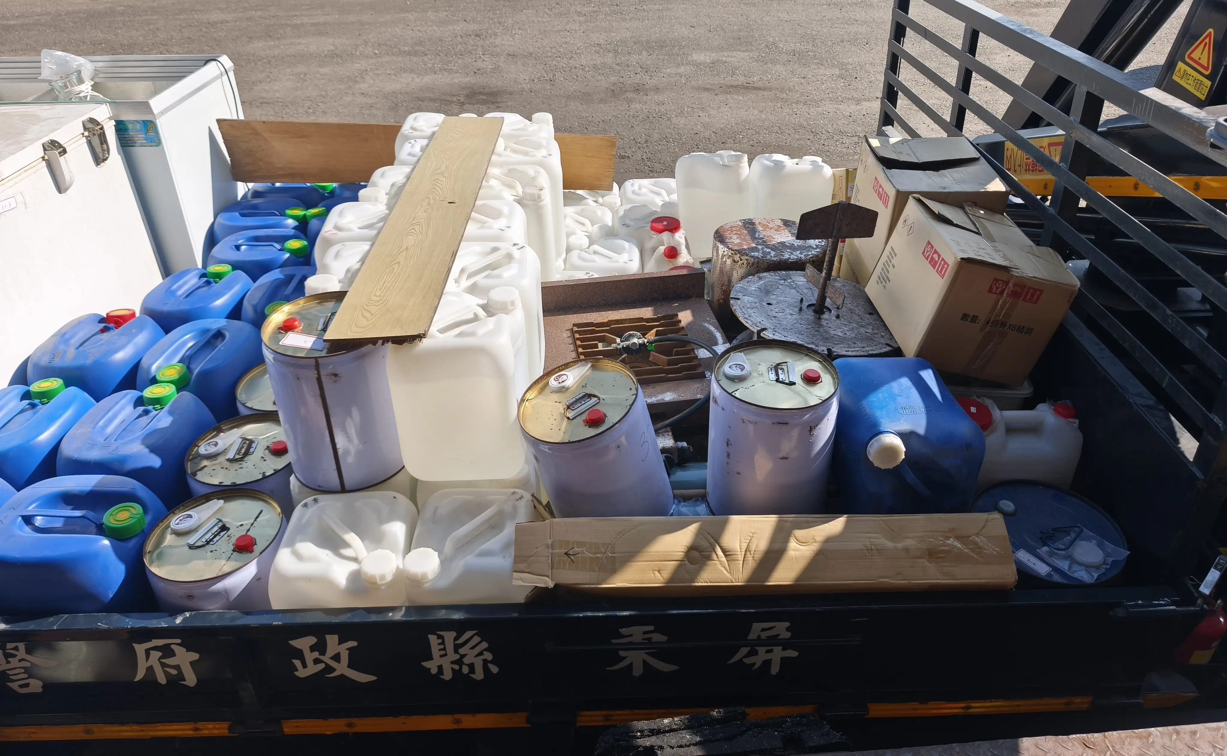 警方於製毒工廠現場查扣大量製毒原料與器具，包括毒品麻黃鹼、安非他命及相關製毒設備，經清點後依法扣押。(圖/刑事局南打提供)