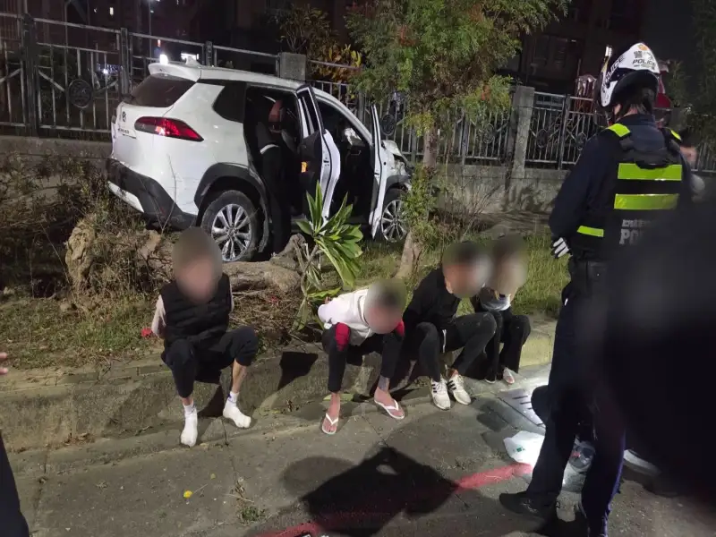 左營街頭債務糾紛失控　兩車追逐擦撞　警方查獲毒品刀械