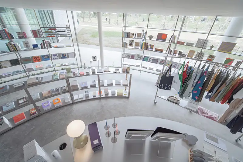 朋丁透過主題選書-出版品展示-呈現特定的藝術主題氛圍-攝影師-林佑任。(圖/台中市政府 提供)