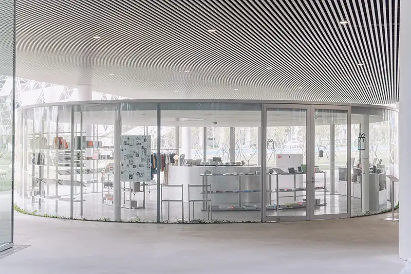 深耕藝術書籍的朋丁pon-ding書店進駐綠美圖公眾服務空間-攝影師-林佑任。(圖/台中市政府 提供)