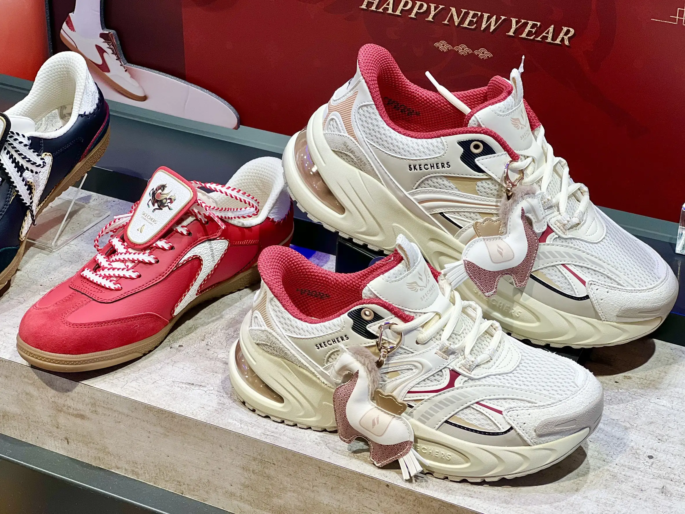 運動休閒服飾與新年限定款上架，搭配刷卡高回饋，吸引消費者為春節穿搭一次購足。(圖/新光三越台南小北門提供)