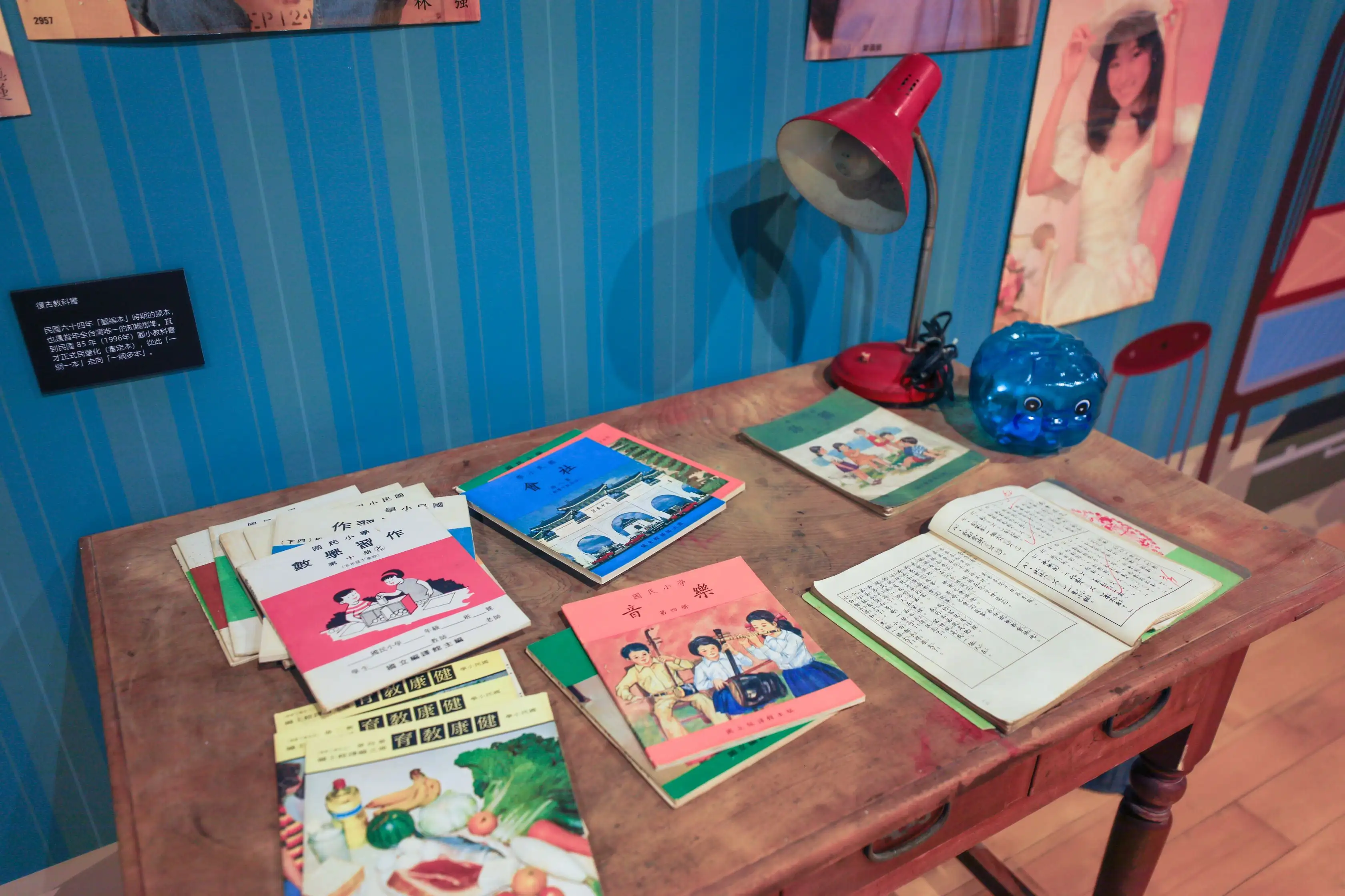 展出黑膠唱片、玩具公仔、復古玩具等經典收藏品，勾勒不同年代的生活軌跡。(圖/屏東縣政府 提供)