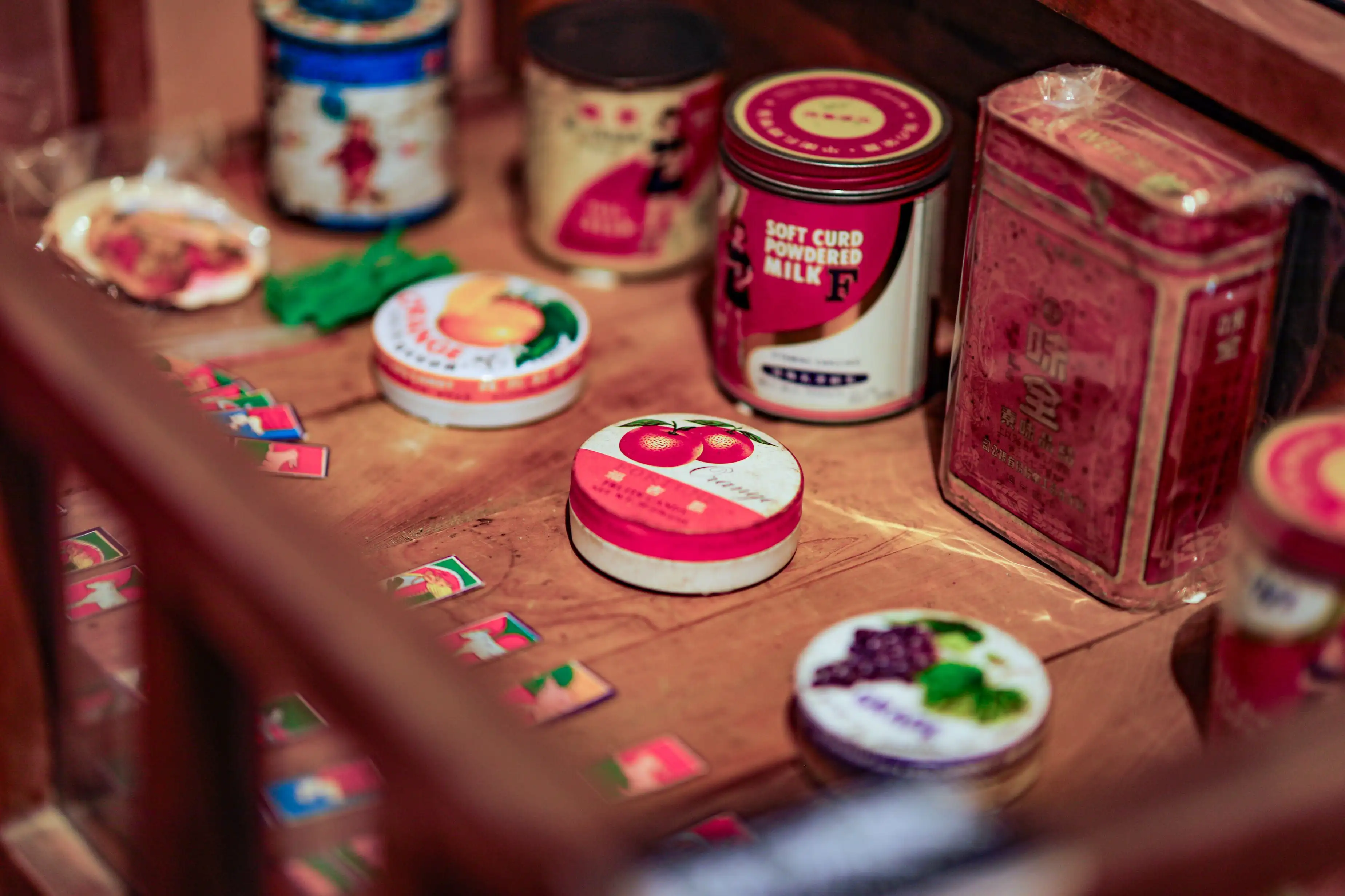 展出黑膠唱片、玩具公仔、復古玩具等經典收藏品，勾勒不同年代的生活軌跡。(圖/屏東縣政府 提供)