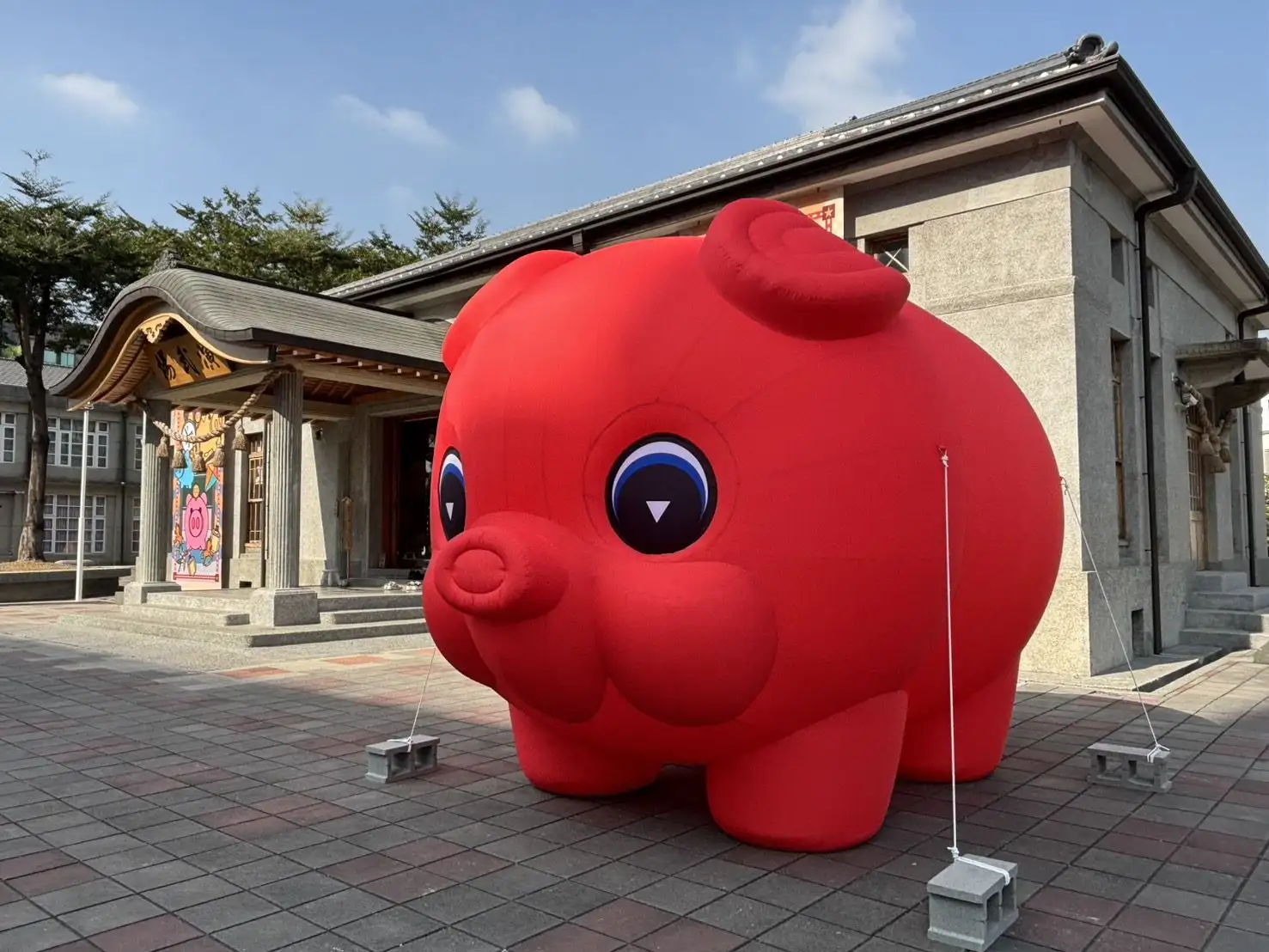 「屏藏心－舊時光月台」特展於 屏東演武場 登場，以懷舊情境重現老街風景，帶領民眾走進溫柔的時光隧道。(圖/屏東縣政府 提供)