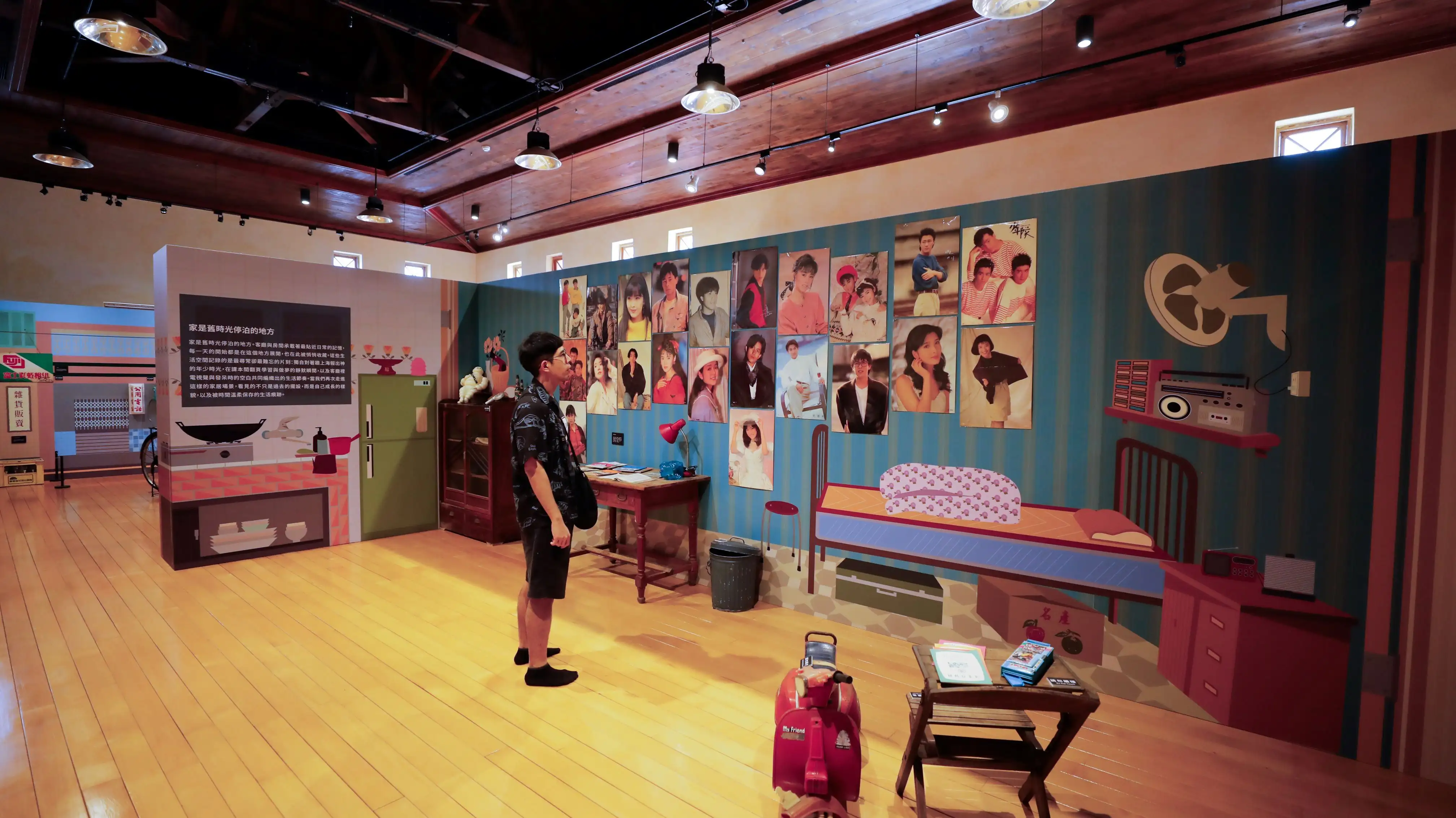 「屏藏心－舊時光月台」特展於 屏東演武場 登場，以懷舊情境重現老街風景，帶領民眾走進溫柔的時光隧道。(圖/屏東縣政府 提供)