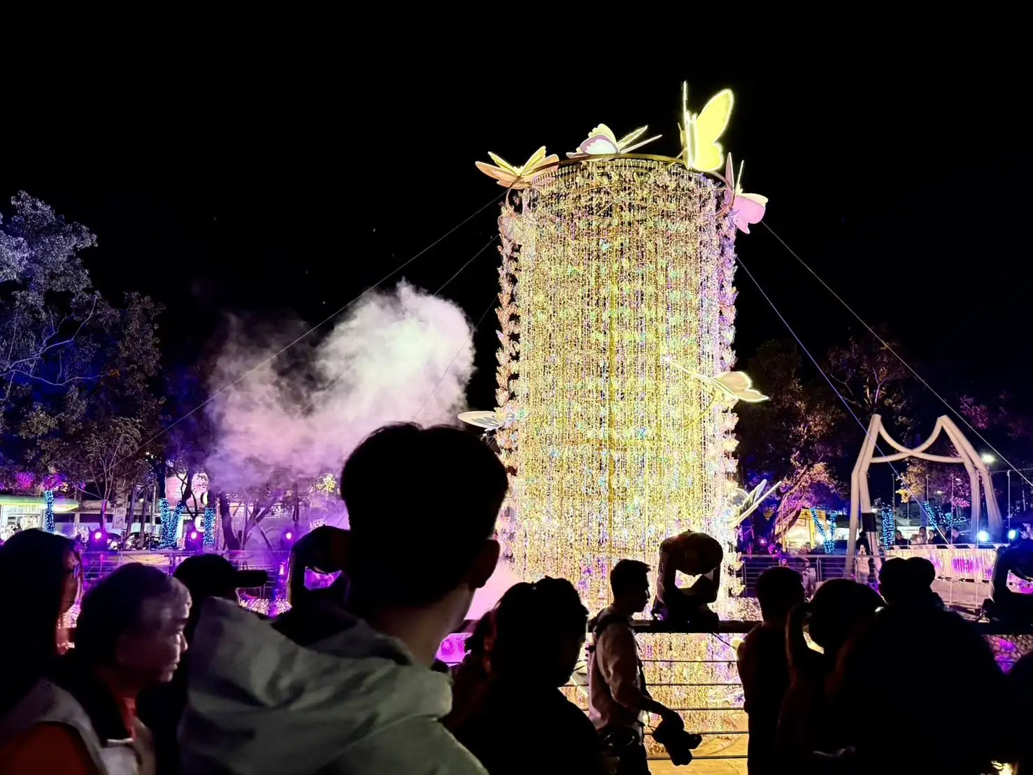 主燈「蝶舞水光」以瀑布光雕結合聲光展演，水氣與燈影交織，演繹源源不絕的生命力與文化能量。(圖/屏東縣政府 提供)