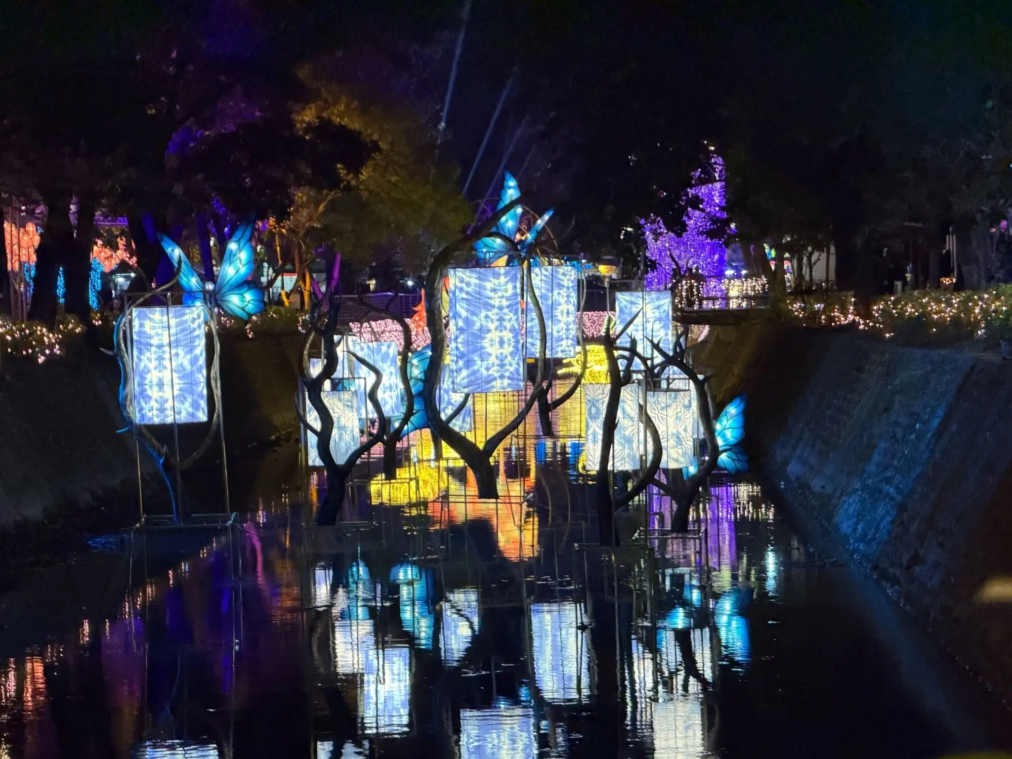 主燈「蝶舞水光」以瀑布光雕結合聲光展演，水氣與燈影交織，演繹源源不絕的生命力與文化能量。(圖/屏東縣政府 提供)