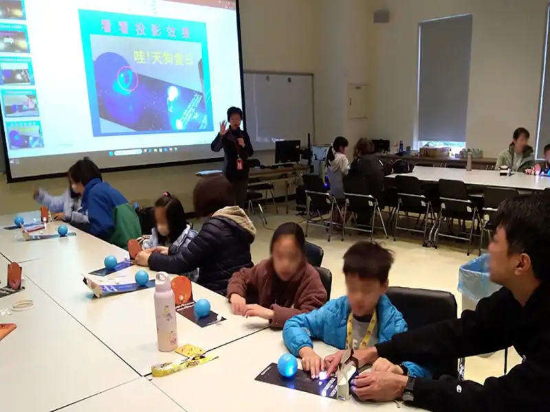 寒假親子首選！臺北天文館「光的魔法」DIY　動手玩科學、看藝術