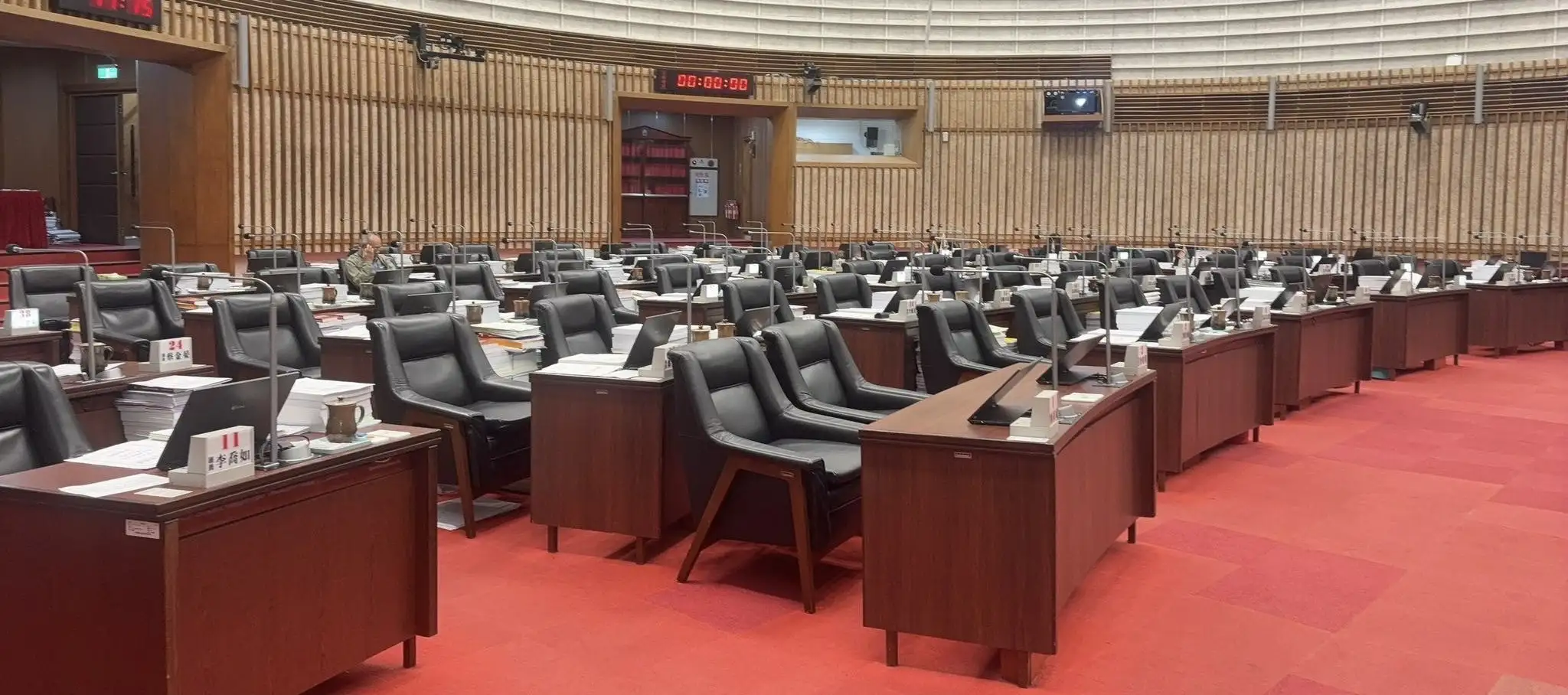 國民黨高雄市黨部發言人張永杰表示，民進黨新人小雞要檢討議員，建議先回去檢討自家學長姐。（取自張永杰臉書）