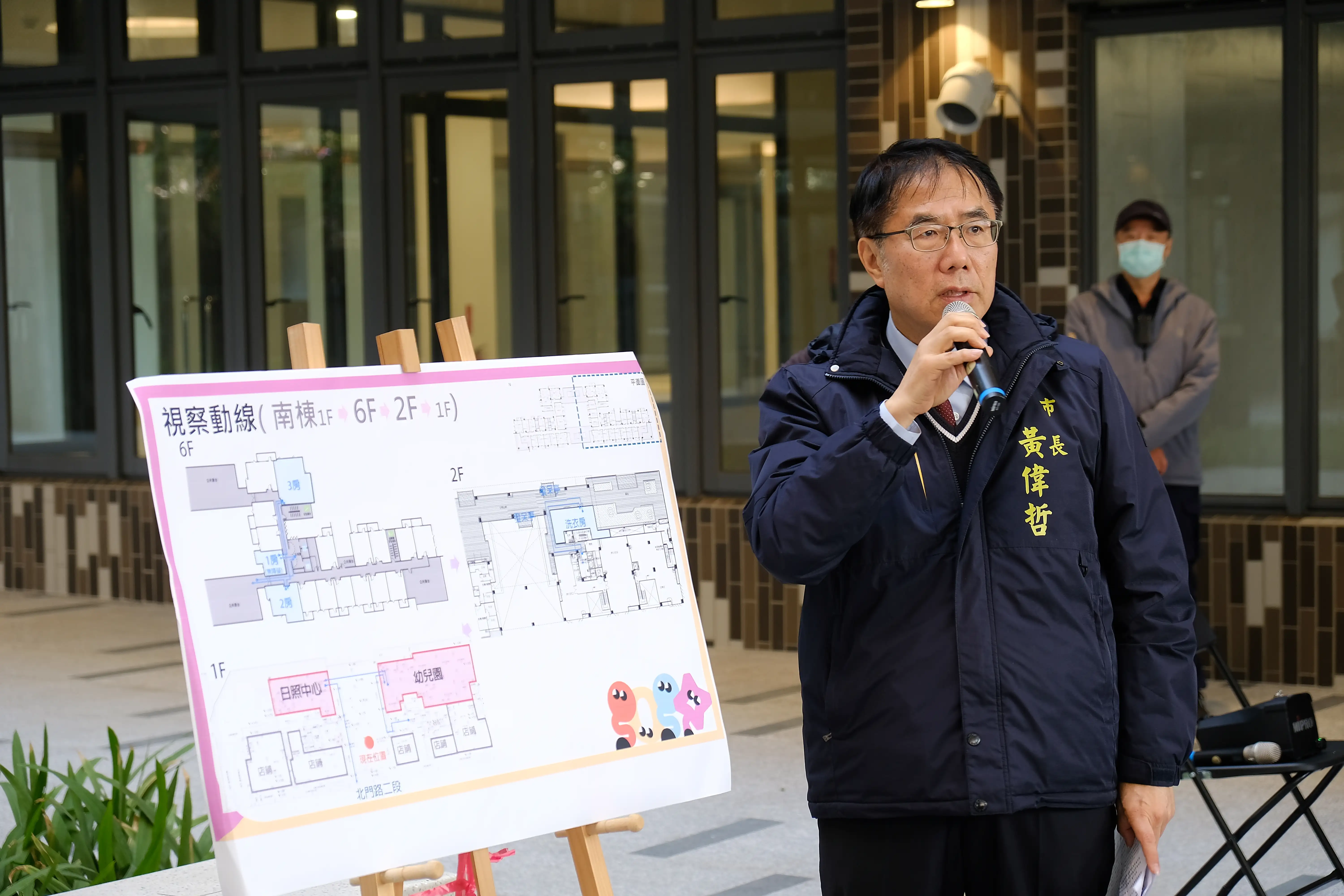 黃偉哲市長至宜居小東社宅實地現勘。(圖/臺南市政府 提供)