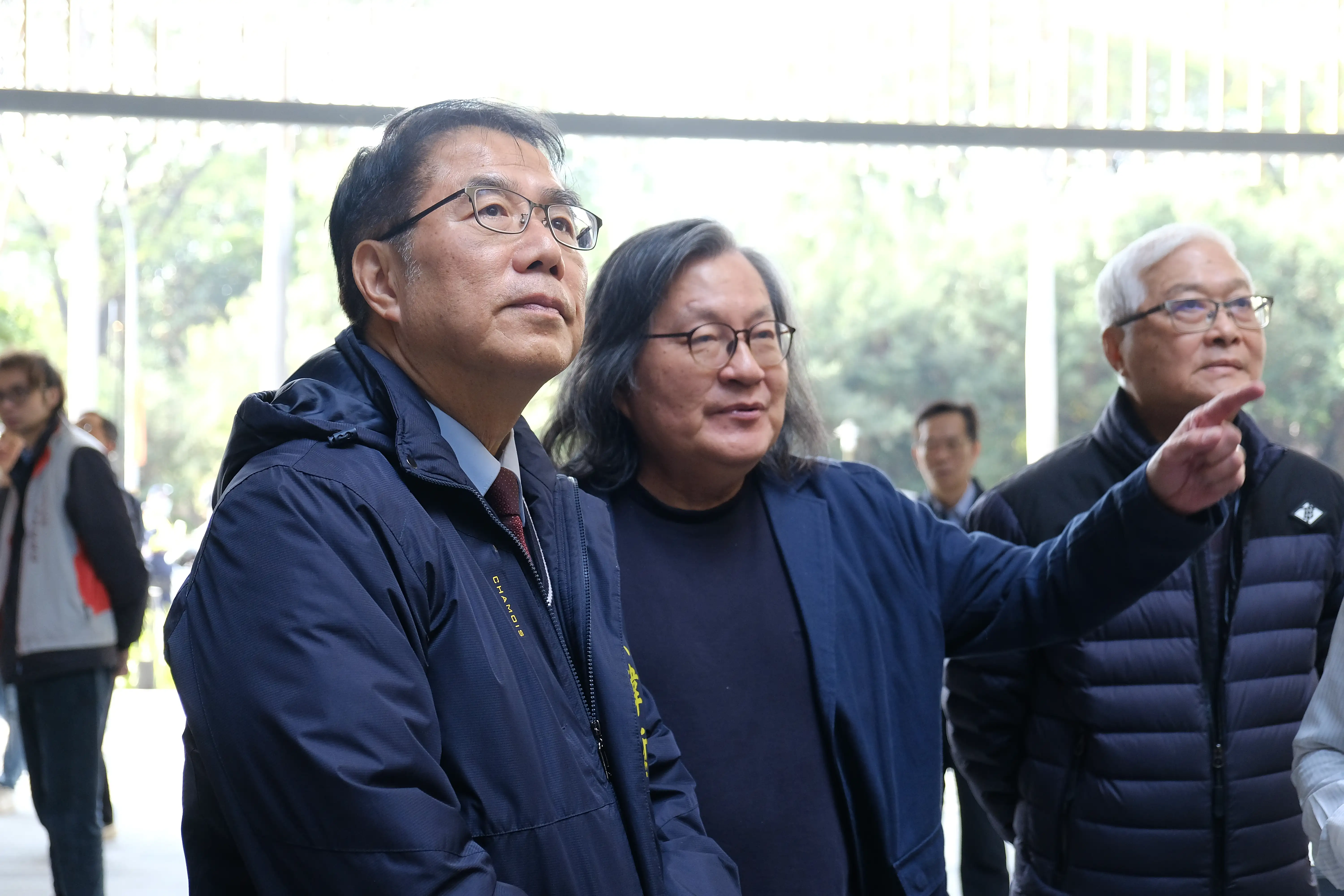 黃偉哲市長與林洲民建築師視察空間配置情形。(圖/臺南市政府 提供)