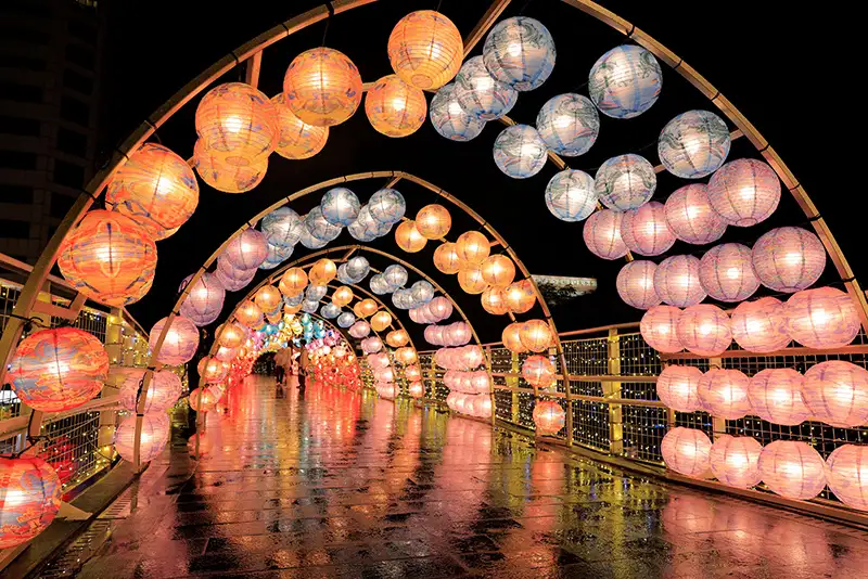 漫步「台北燈節」花燈光影流轉之間，享受閃耀的元宵祝福。（圖為2025台北燈節資料照）。(圖/台北市政府 提供)