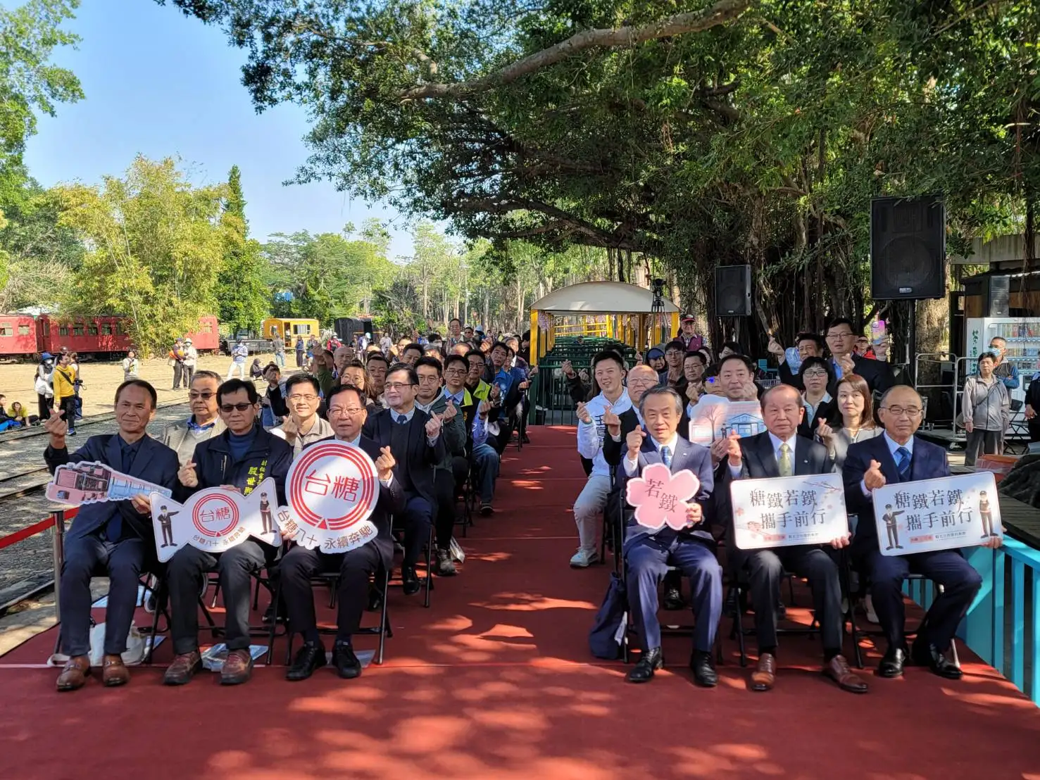 台糖公司與日本若櫻鐵道代表齊聚烏樹林糖廠，見證國際鐵道合作簽署，象徵台灣鐵道文化邁向國際新里程。(圖/記者林怡孜攝)