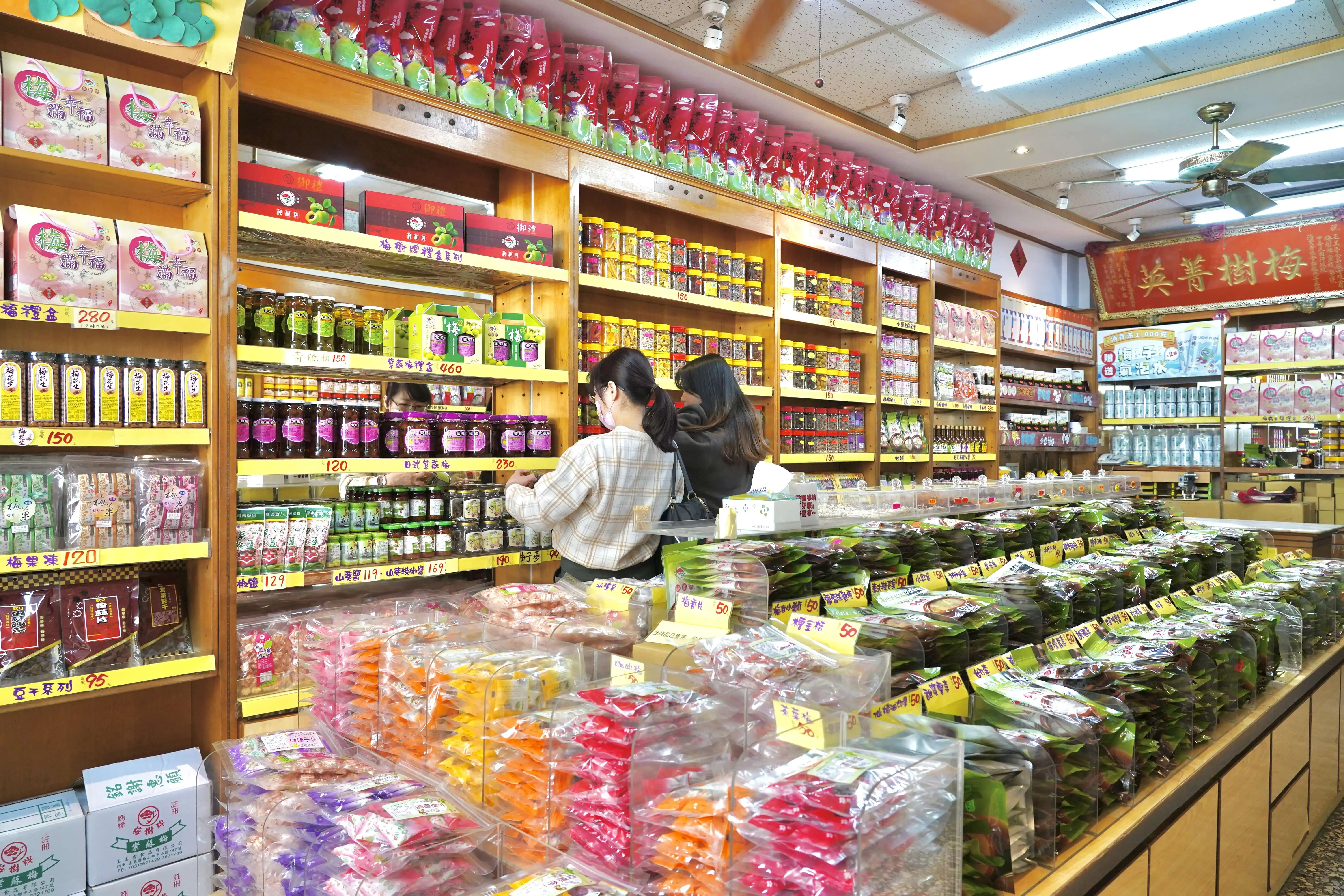 梅樹牌蜜餞的梅子氣泡水，是近年人氣必喝。(圖/嘉義縣文化觀光局 提供)