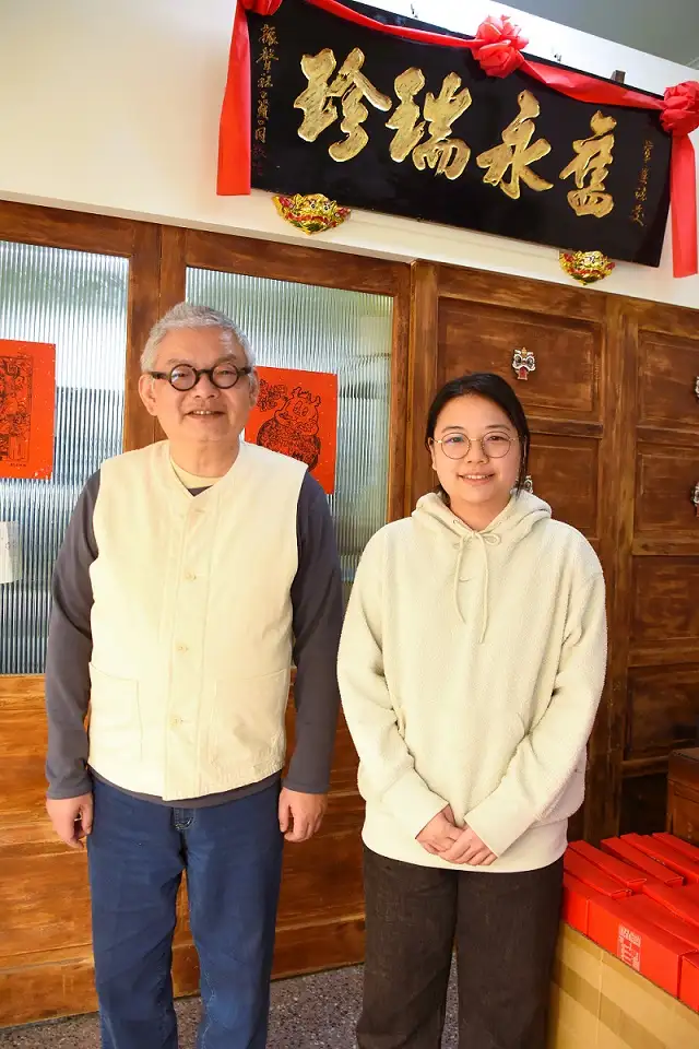 舊永瑞珍餅舖目前由張瑞麟（左）與女兒張淳安(右)共同經營。（圖/臺南市觀旅局 提供）
