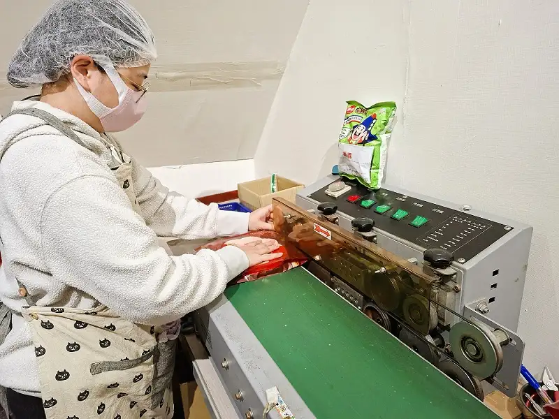 無論製餅或包裝，第四代張淳安都親力親為。（圖/臺南市觀旅局 提供）