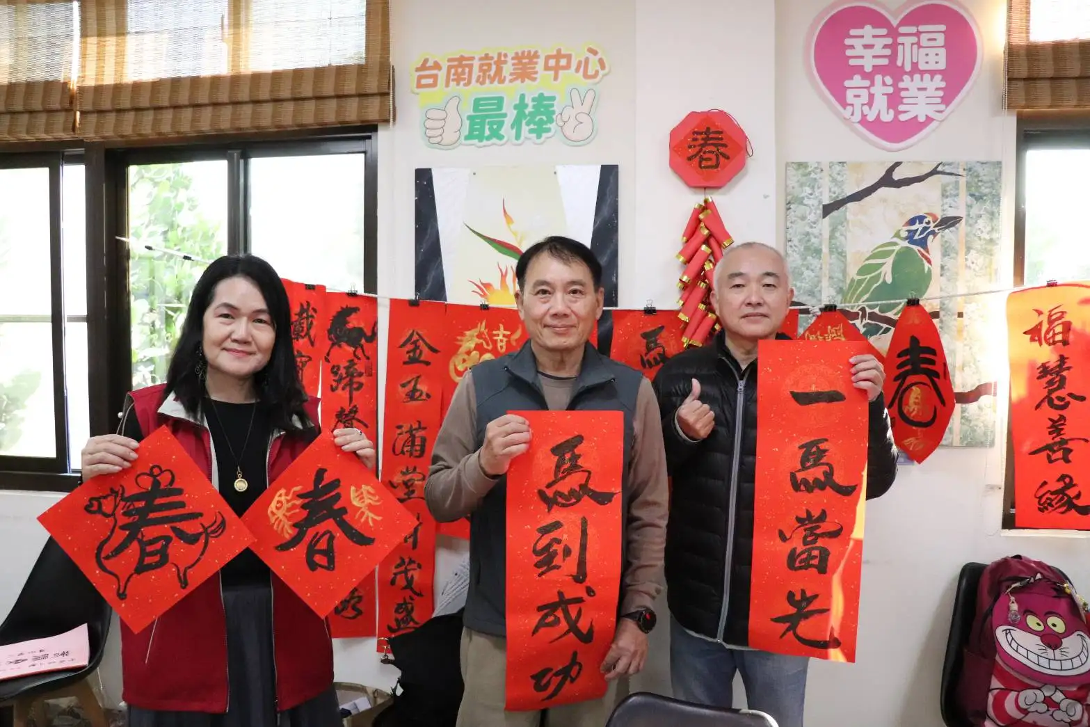 書法老師吳福山以輕鬆幽默的方式，分享書法結合節慶創意並現場揮毫祝福求職人，一馬當先馬到成功。(圖/台南就業中心 提供)