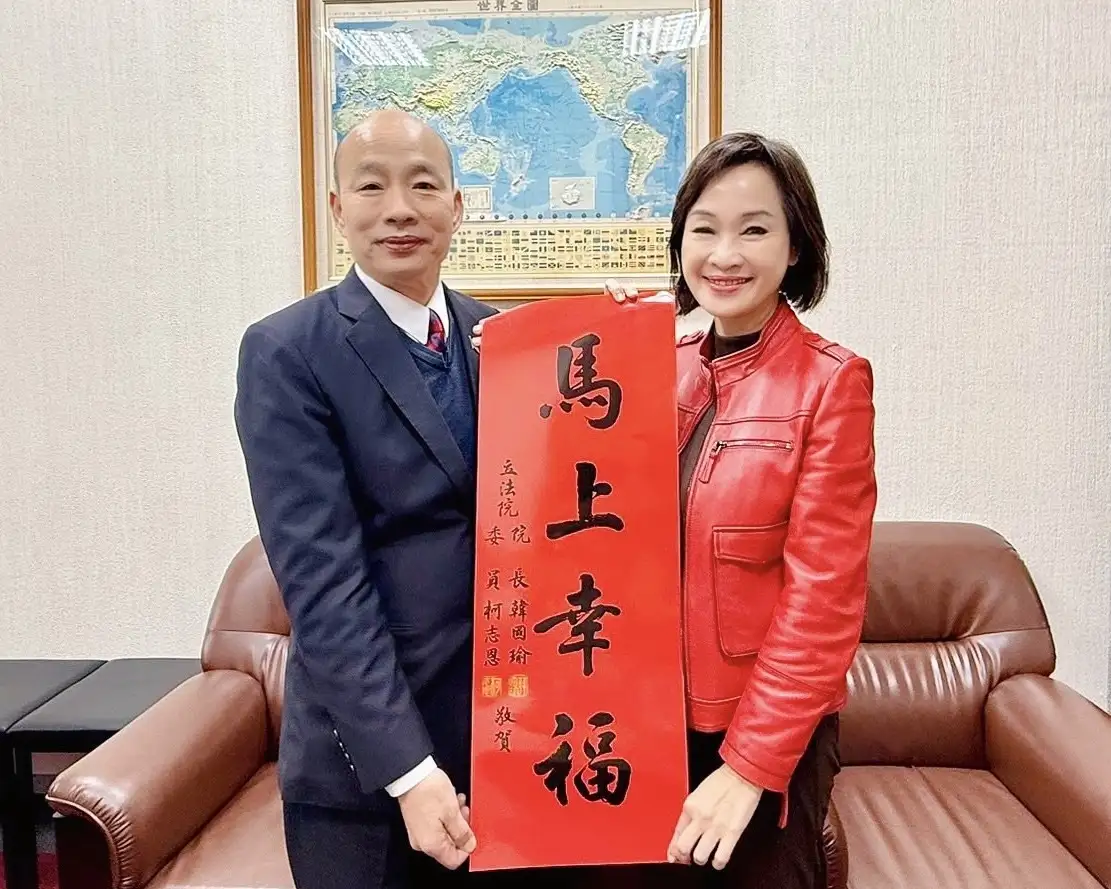 立委柯志恩表示，春節即將來臨，她與韓國瑜院長合作推出的「限量聯名春聯」已印妥，將於 2 月 26 日上午 9 點至下午 4 點在高雄各區黨部開始發放。（取自柯志恩臉書)