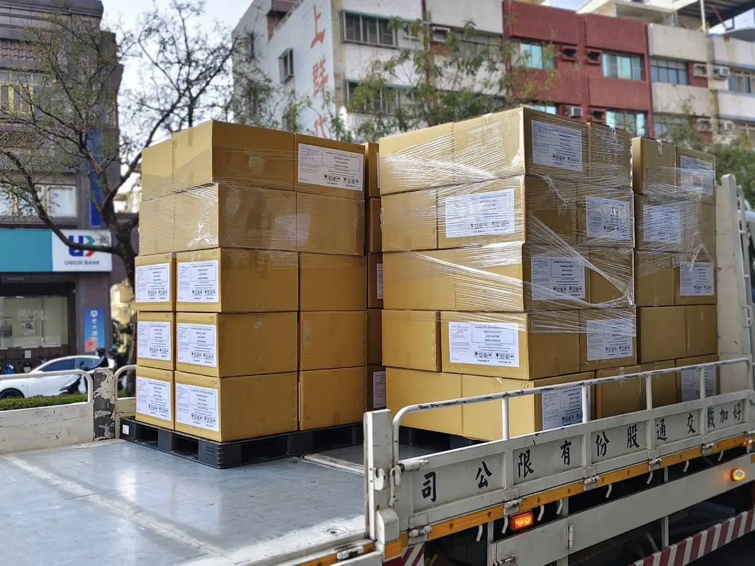 市議員黃柏霖推動「智慧光明燈計畫」，將整修後的再生電腦送往非洲偏鄉地區，第五梯次200組智慧光明燈啟程前往肯亞，累計已超過1100組。（黃柏霖提供）