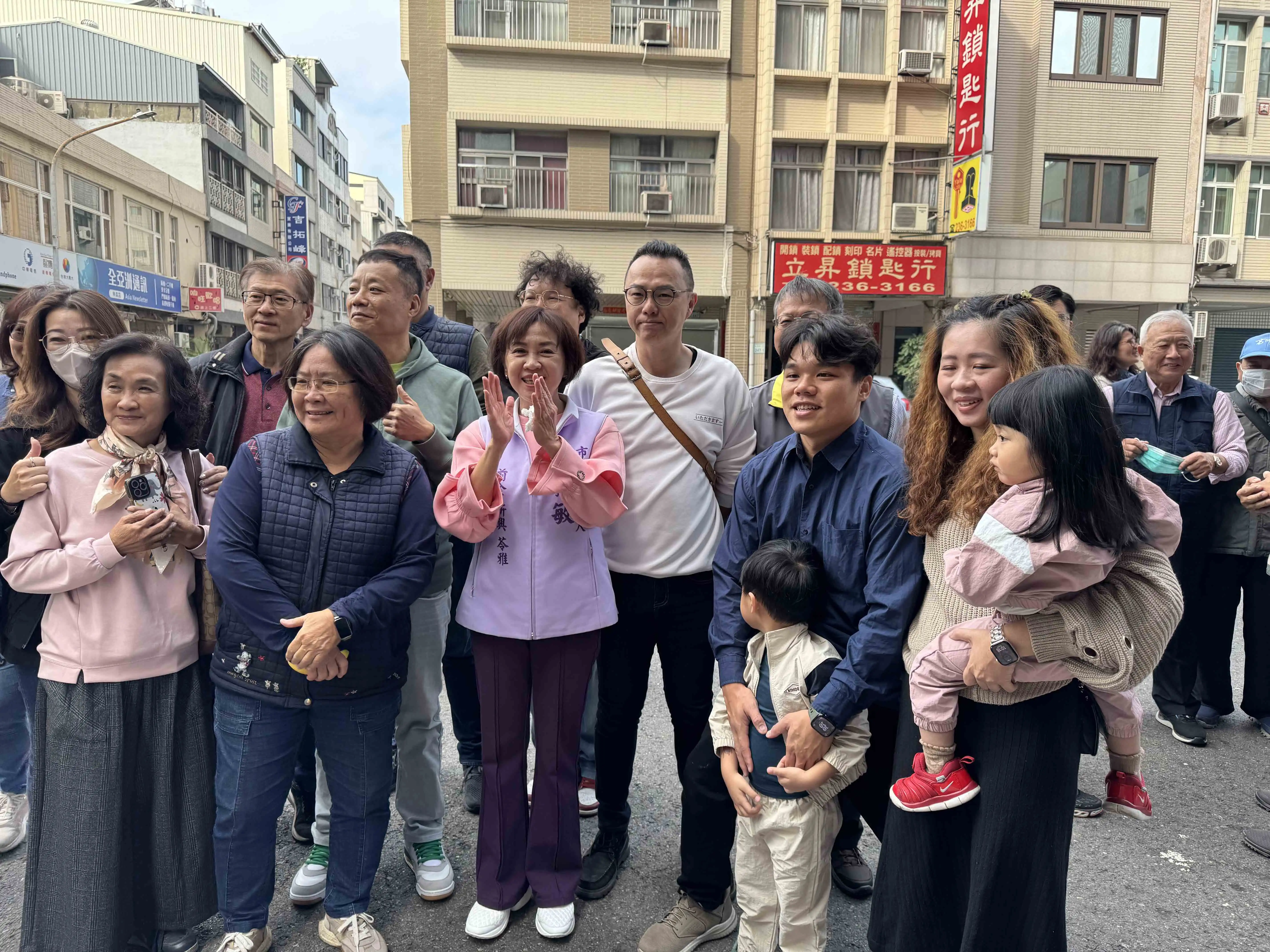 高雄市議員參選人陳雅敏成立服務處，選民到場支持力挺。 （ 記者吳文欽攝)