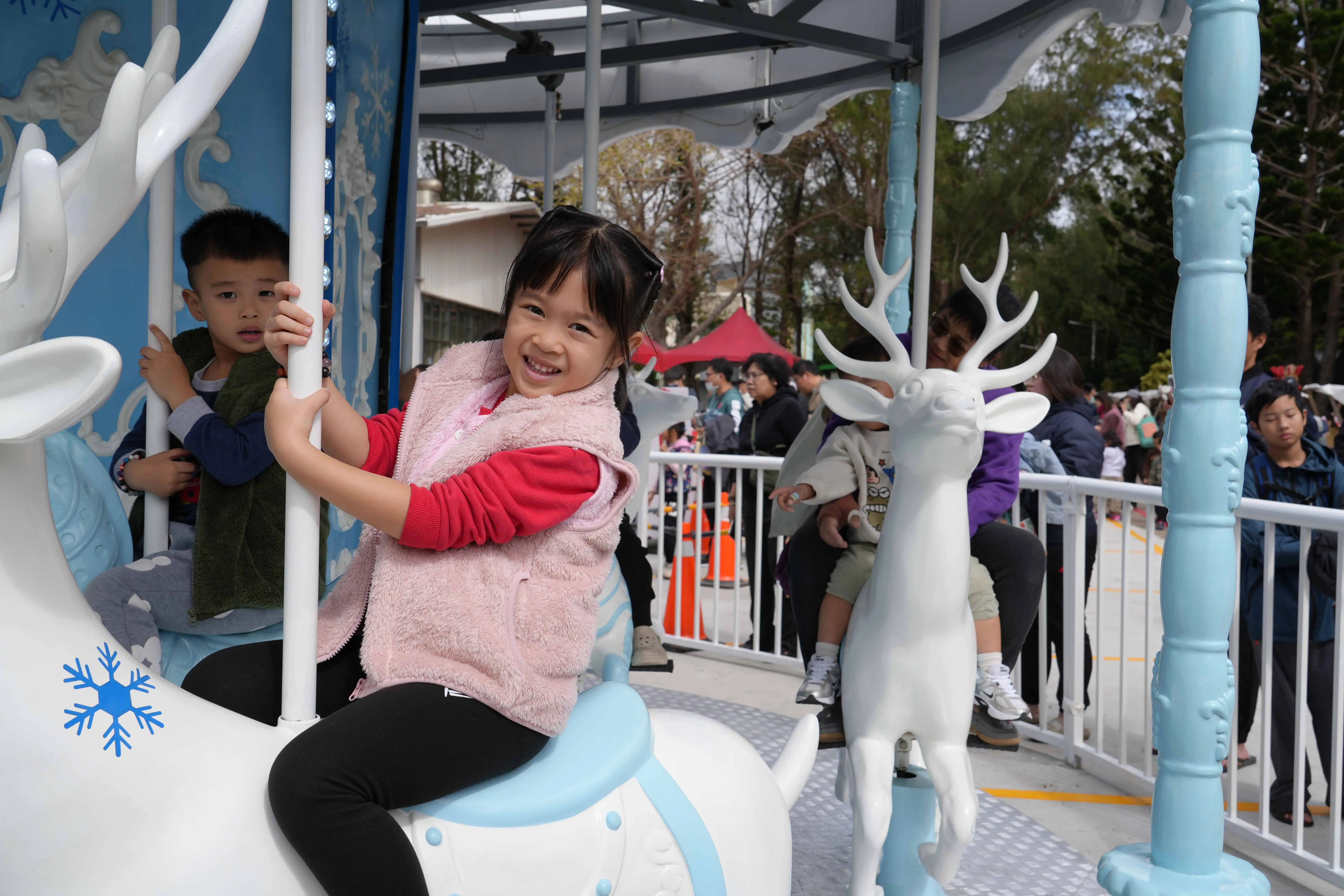澎湖冬日花海遊樂園設置多項親子遊樂設施，小朋友開心體驗海盜船等遊具，家長陪同同樂，現場洋溢歡笑聲。(圖/澎湖縣政府提供)