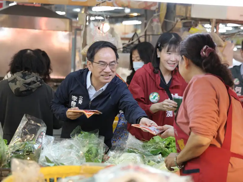 農曆年前市場請安　李昆澤與議員向三民鄉親拜早年