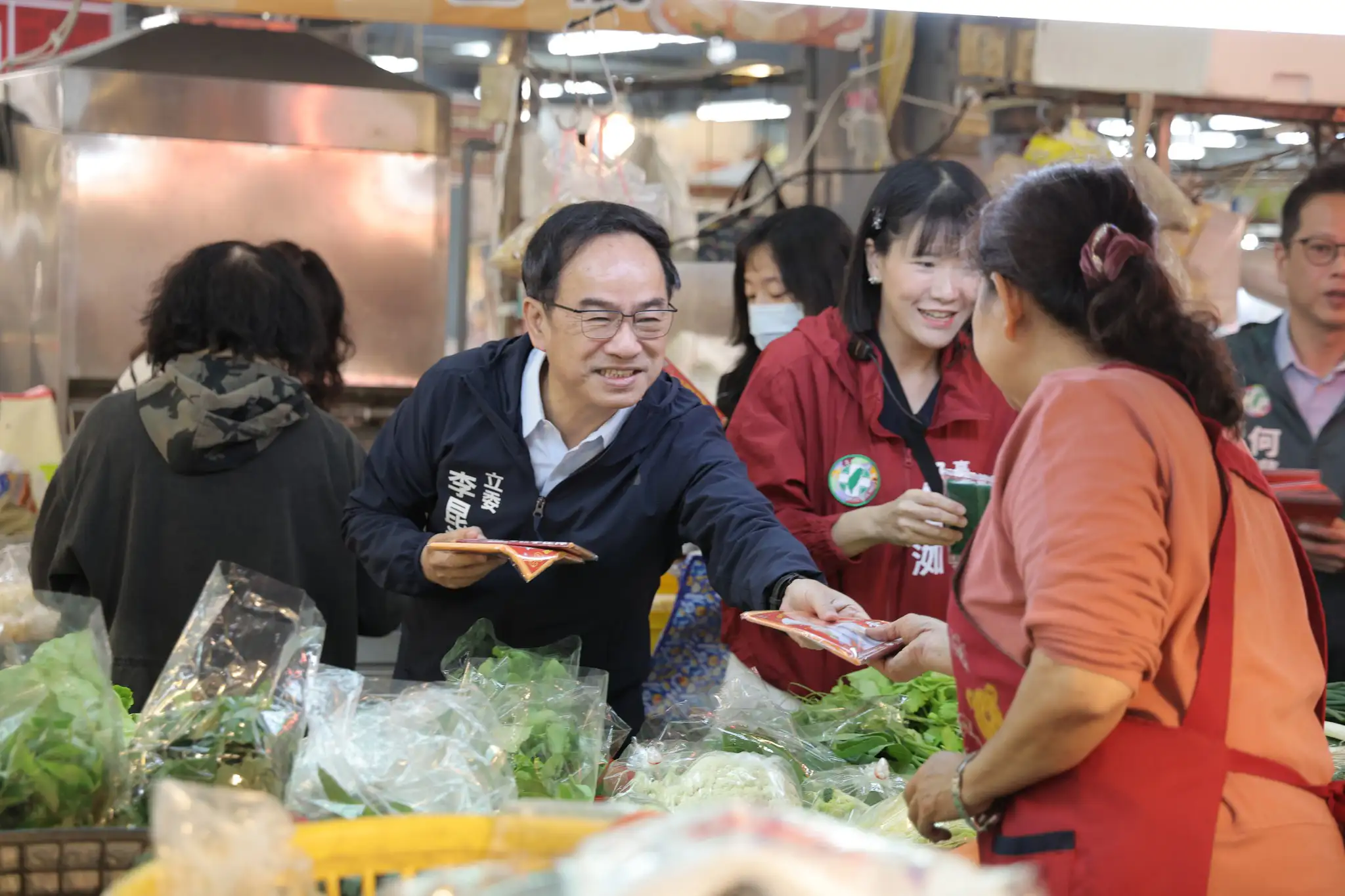 立委李昆澤偕同市議員鄭孟洳、何權峰等人走訪三民區市場，向鄉親問好並提前拜年。（記者吳文生攝）