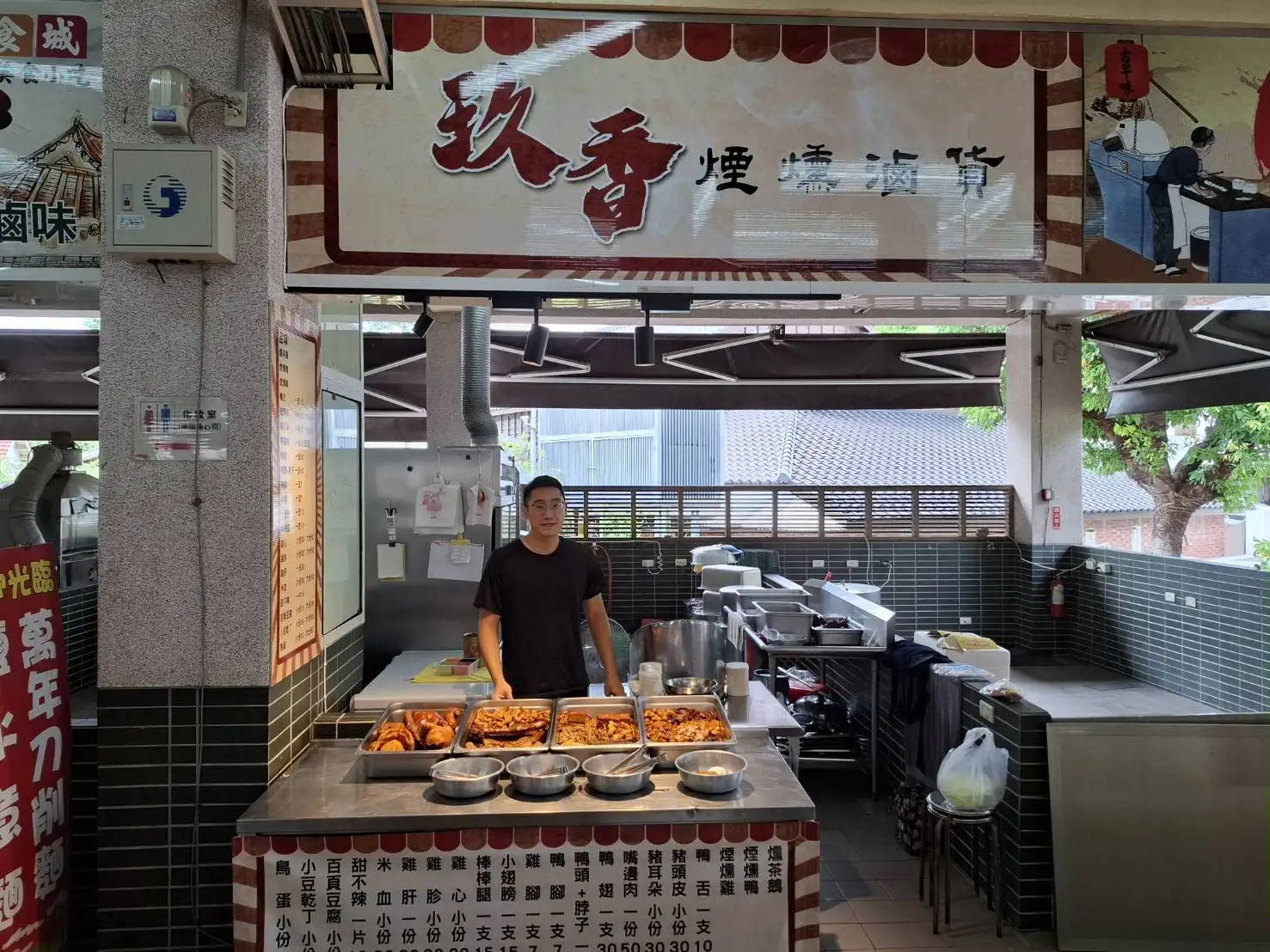 玖香煙燻滷貨採用古早煙燻工藝及每日現熬獨門滷汁，讓人可享用清爽不油膩的滷味！(圖/臺南市市場處 提供)