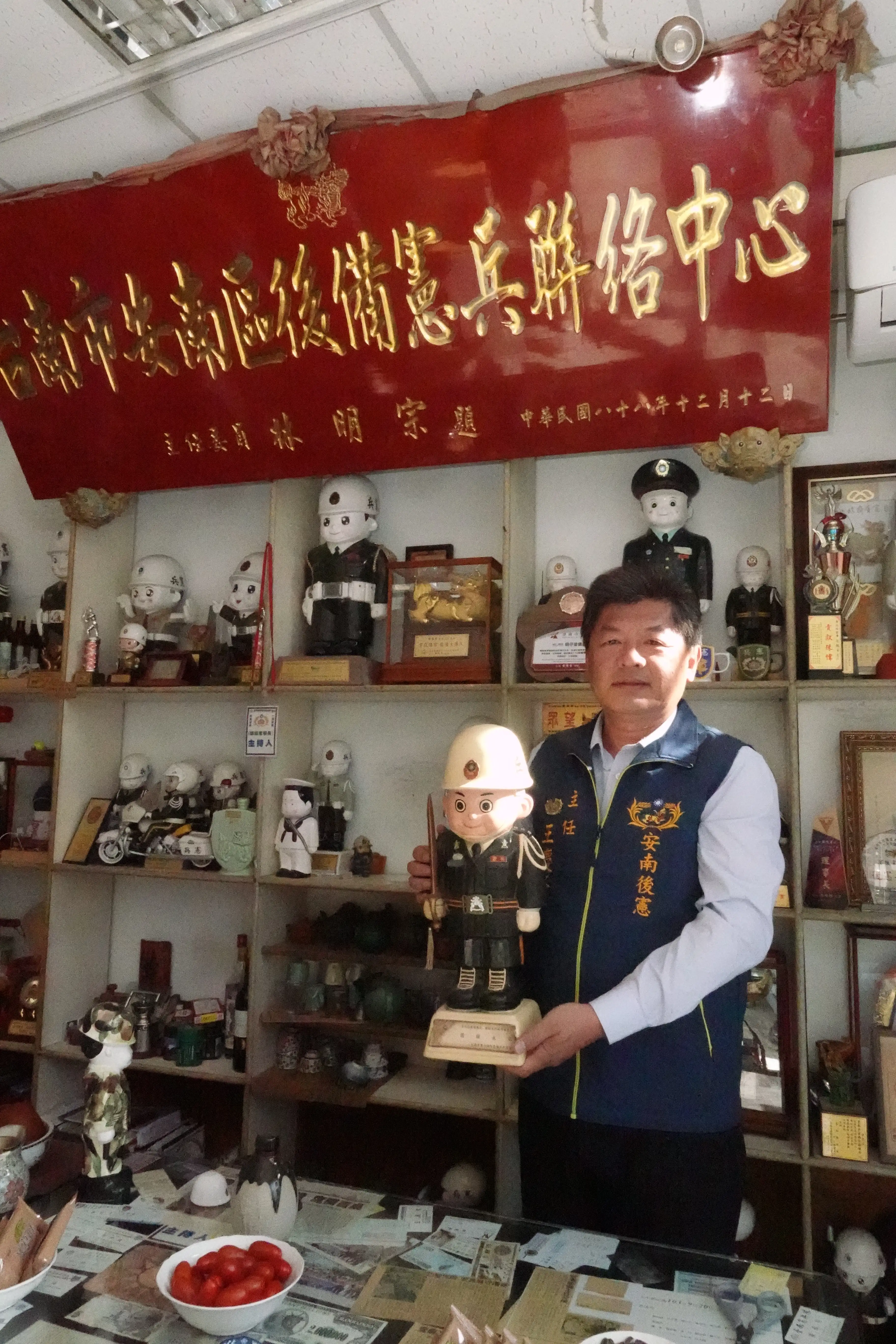 民國86年由時任主任致贈的「忠貞」哨兵公仔，讓傢俱行成為臺南市少見有憲兵站哨的場所，也成為地方趣談。(記者/ 張振興 翻攝)