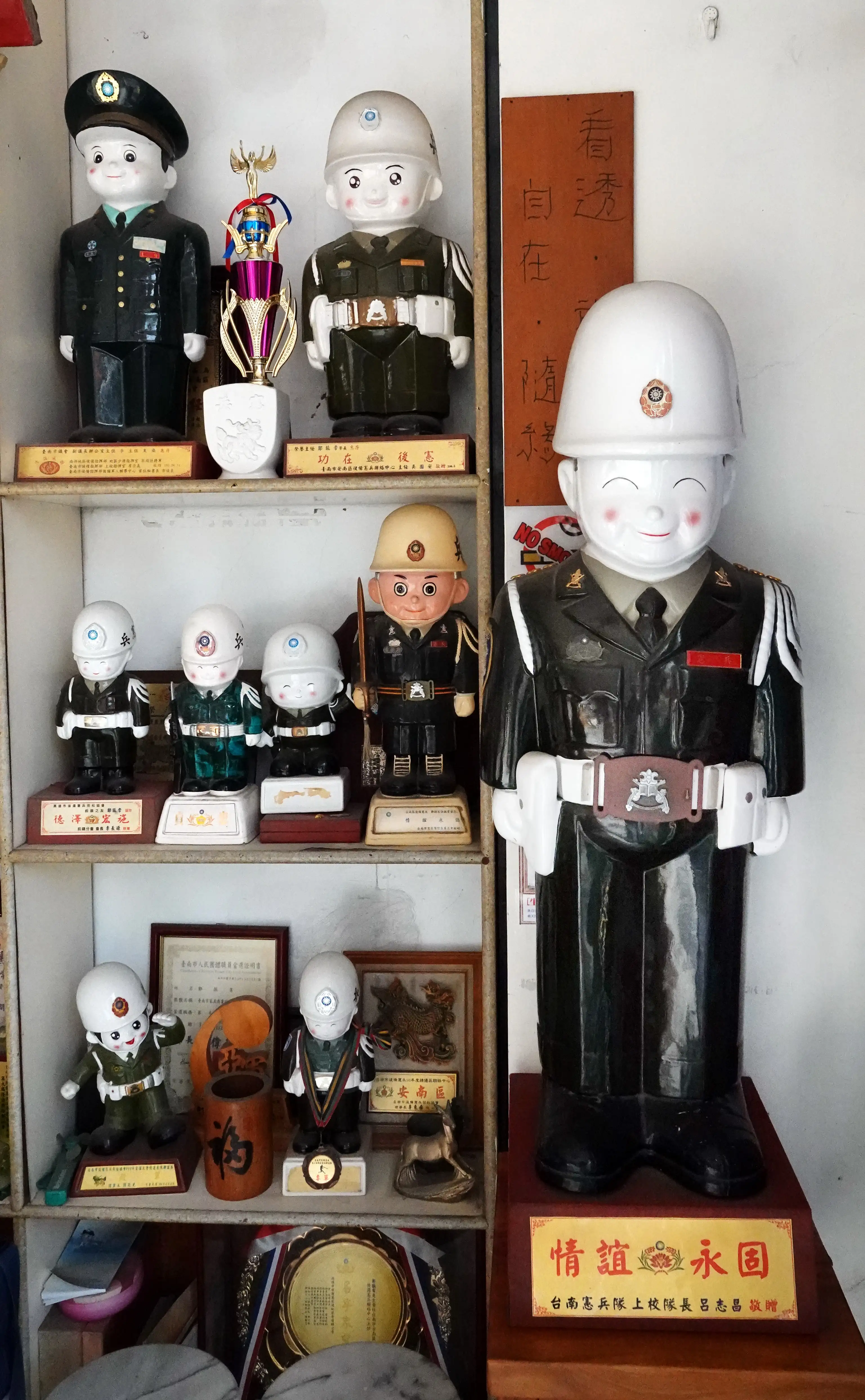 位於臺南市安南區海佃路二段的「明仔傢俱」，同時也是後備憲兵永久聯絡中心，店內展示上百件憲兵公仔與紀念品，宛如一座迷你憲兵博物館。(記者/ 張振興 翻攝)
