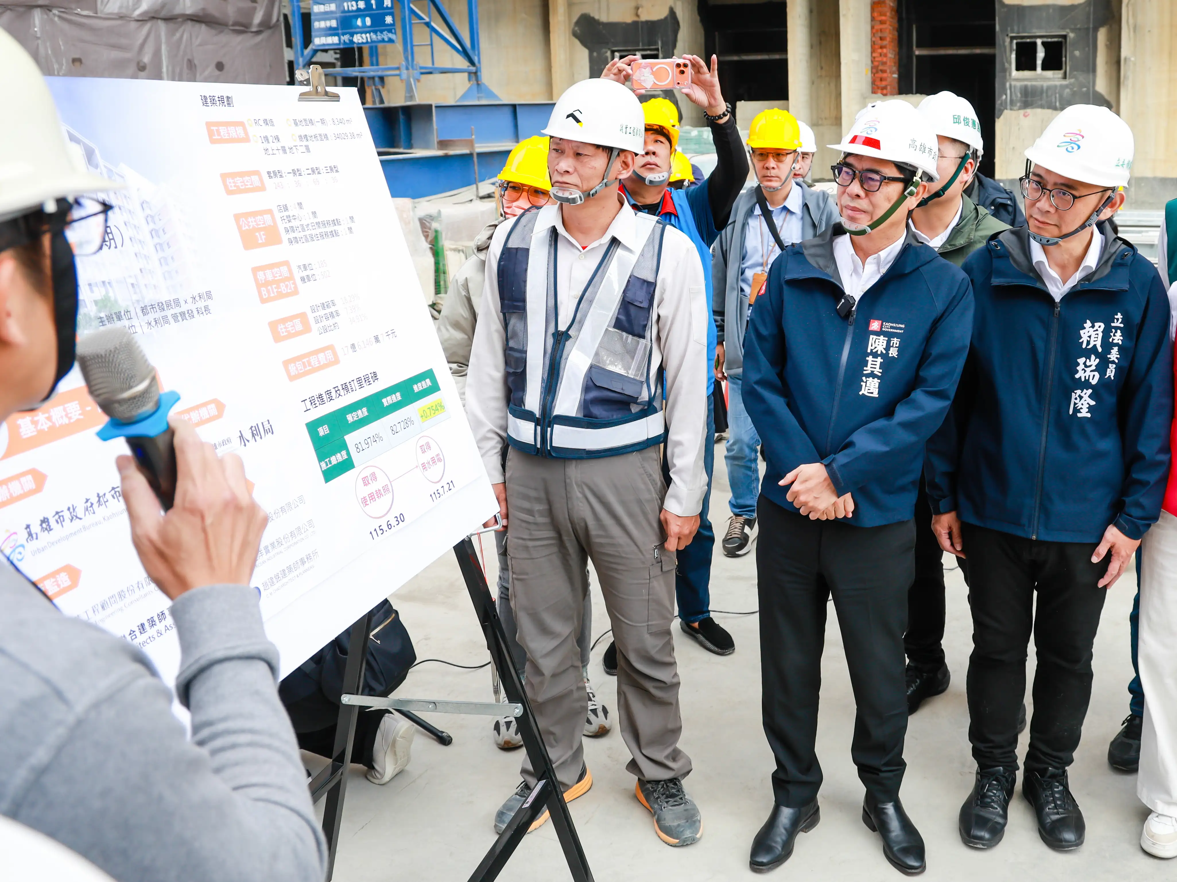 市長陳其邁視察大寮社會住宅時宣布推出「婚育宅加碼」與「育兒租金補貼2.0」雙軌加碼方案，以落實高雄「敢婚、願生、樂居」的宜居目標。（高雄市府提供）
