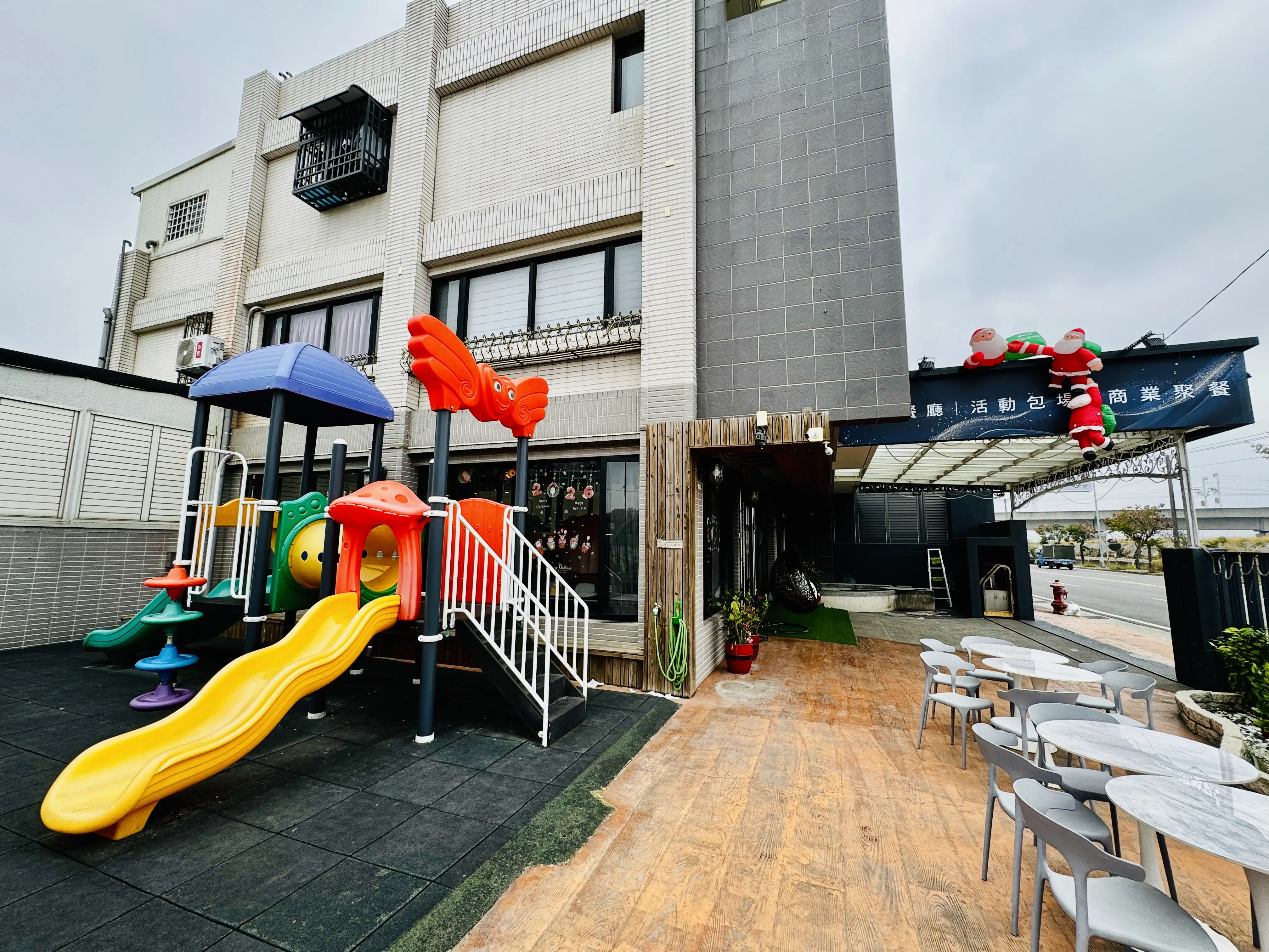 雲林虎尾鎮的「饗戀鬆餅」餐廳，位於雲林高鐵站附近，交通便利，並結合餐飲與親子友善空間，適合家庭客群於年節期間造訪。(圖/ 雲嘉南分署 提供)