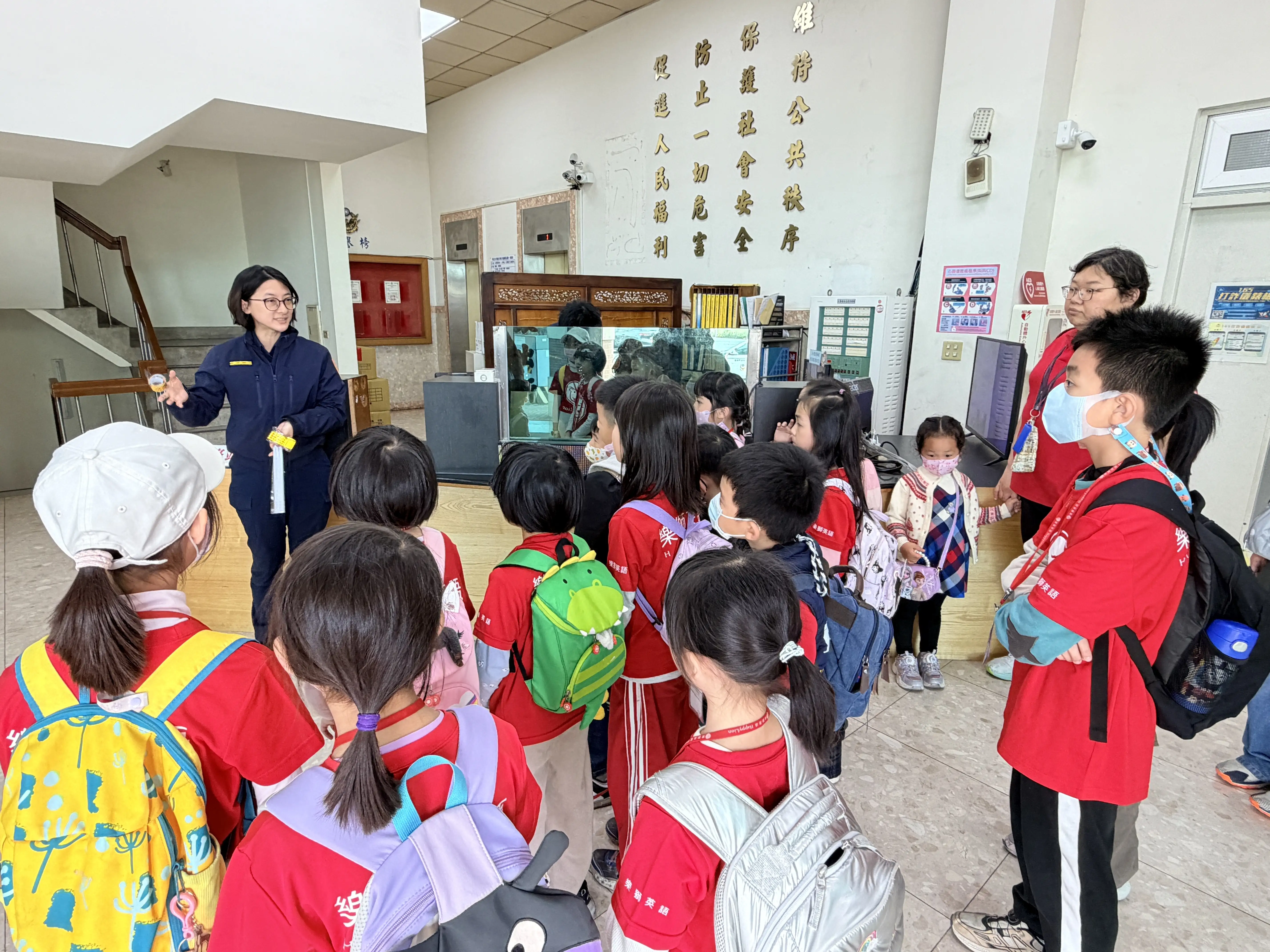 員警以生活化案例教導正確過馬路方式與交通號誌辨識，協助孩子建立正確用路觀念。(圖/第五分局 提供)