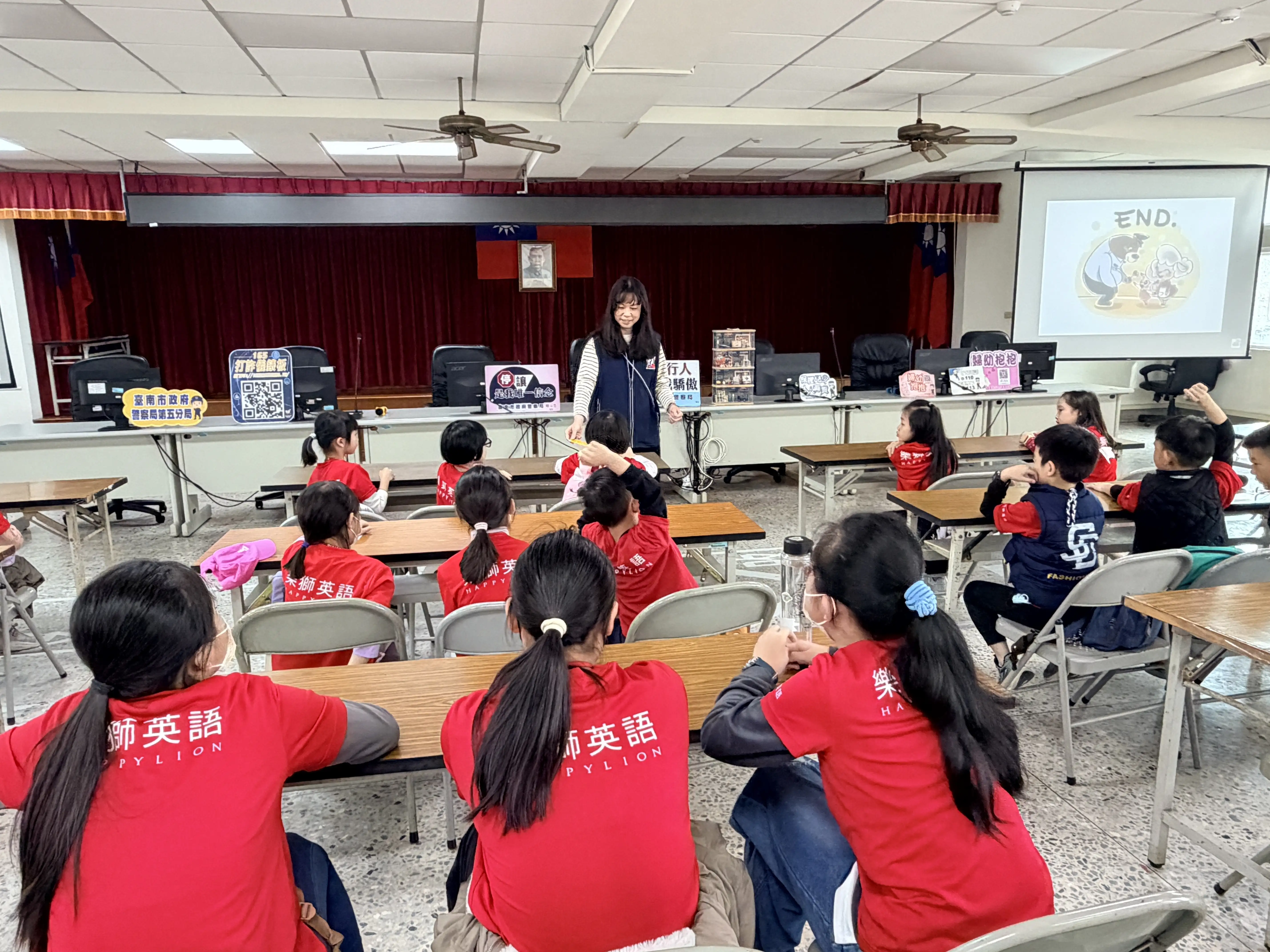 員警向小朋友介紹警用裝備，並透過互動問答方式，讓孩子在輕鬆氣氛中學習安全知識。(圖/第五分局 提供)