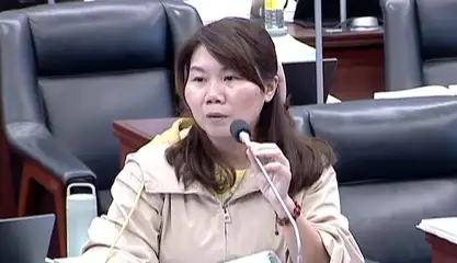 市議員李雅靜在議會質詢，關切長春集團員工安置爭議，要求市府捍衛高雄勞工工作權。（記者吳文生攝）