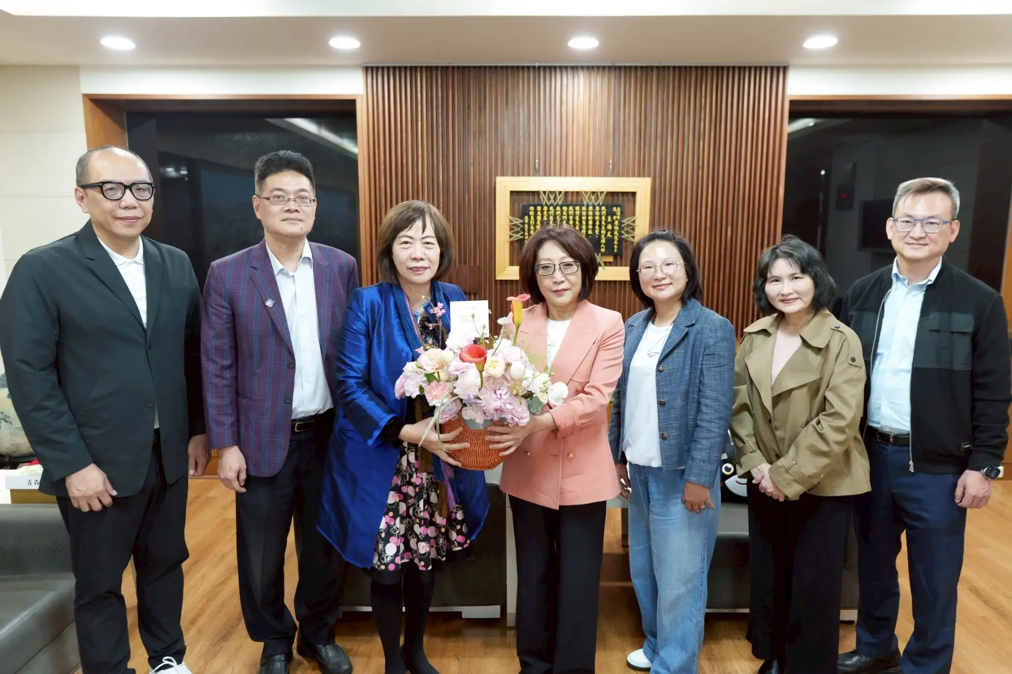 高雄市議長康裕成會見即將屆退的陽明國中校長張永芬，向張校長致上最誠摯的祝福。（高雄市議會提供）