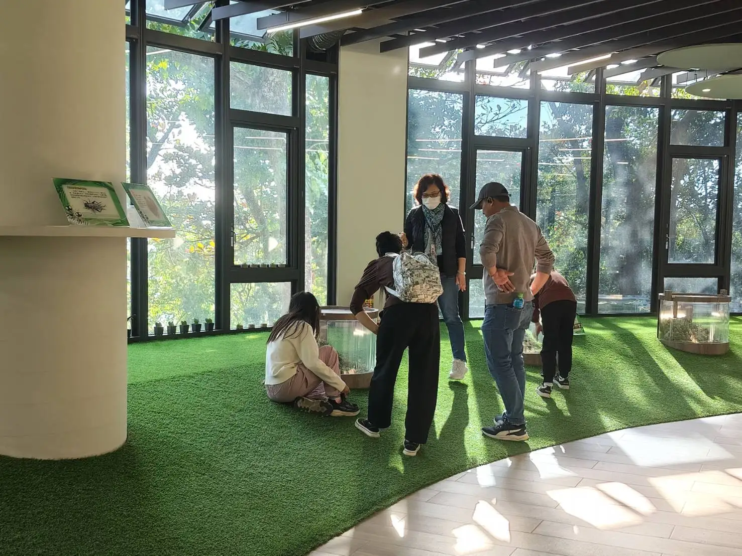 志工與民眾解說互動。(圖/臺南市觀旅局 提供)