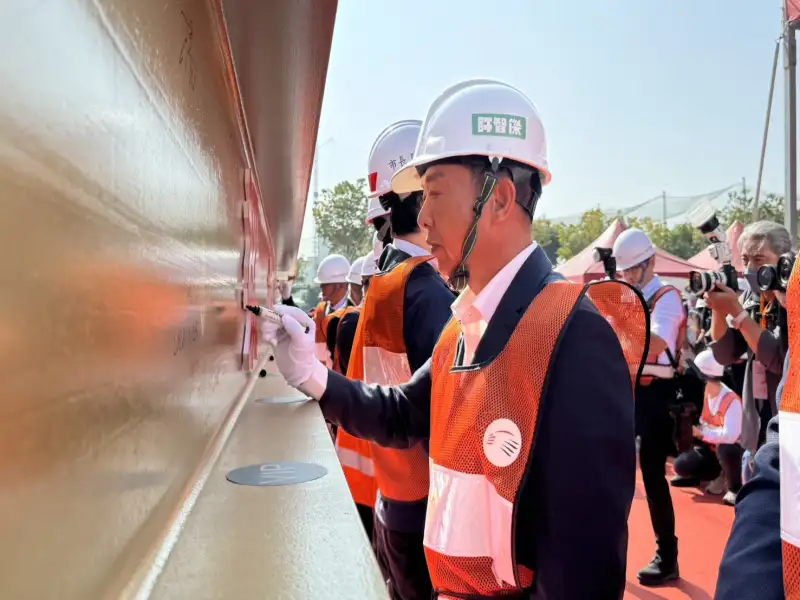 高鐵第二車輛檢修廠上樑　許智傑肯定檢修人員付出