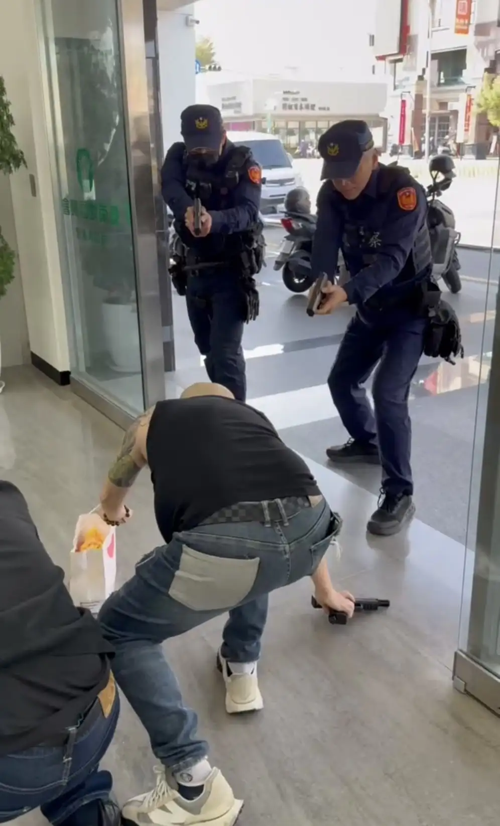 第五分局辦理防搶演練，迅速完成喝令、包圍並制伏歹徒動作，展現扎實訓練成果與臨場應變能力。（圖/第五分局提供）