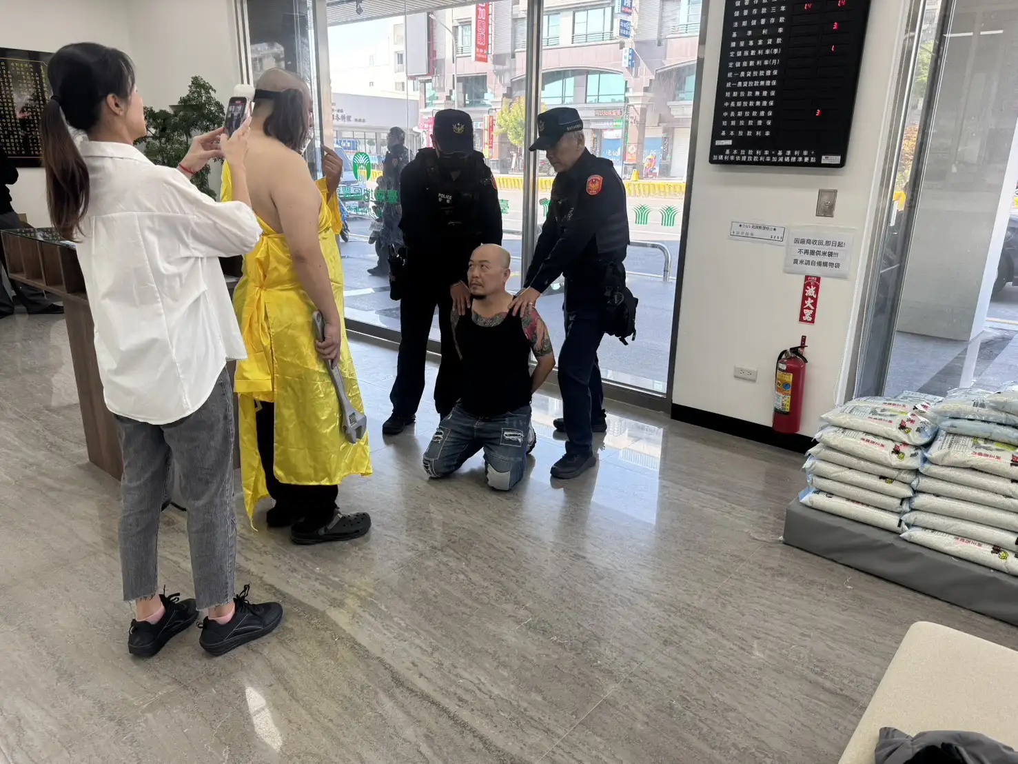 第五分局辦理防搶演練，員警在高干擾、誇張情境下迅速將歹徒壓制在地並完成控制，同時模擬現場民眾圍觀拍攝狀況，實測臨場應變與秩序維護能力。（圖/第五分局提供）