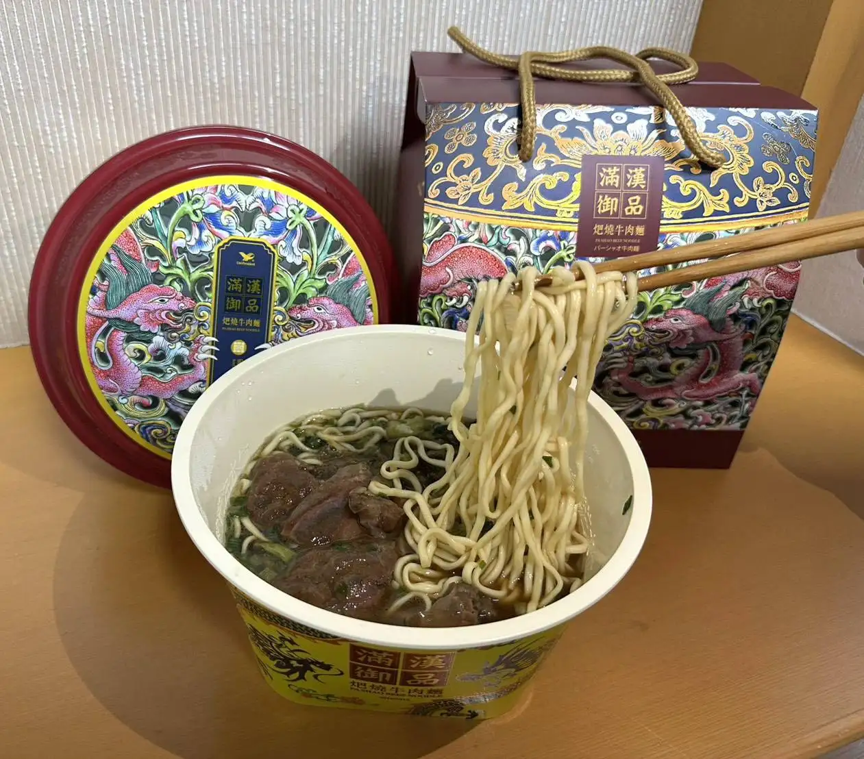 聯名禮盒內的牛肉麵主打濃郁湯頭與大塊牛肉，呈現層次豐富的風味體驗。(圖/統一企業提供)