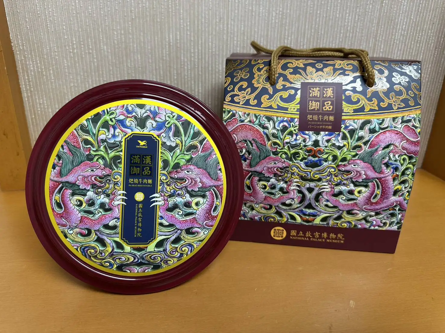 滿漢御品與國立故宮博物院聯名推出牛肉麵禮盒，包裝設計融入清代文物元素，展現濃厚東方宮廷風格。(圖/統一企業提供)