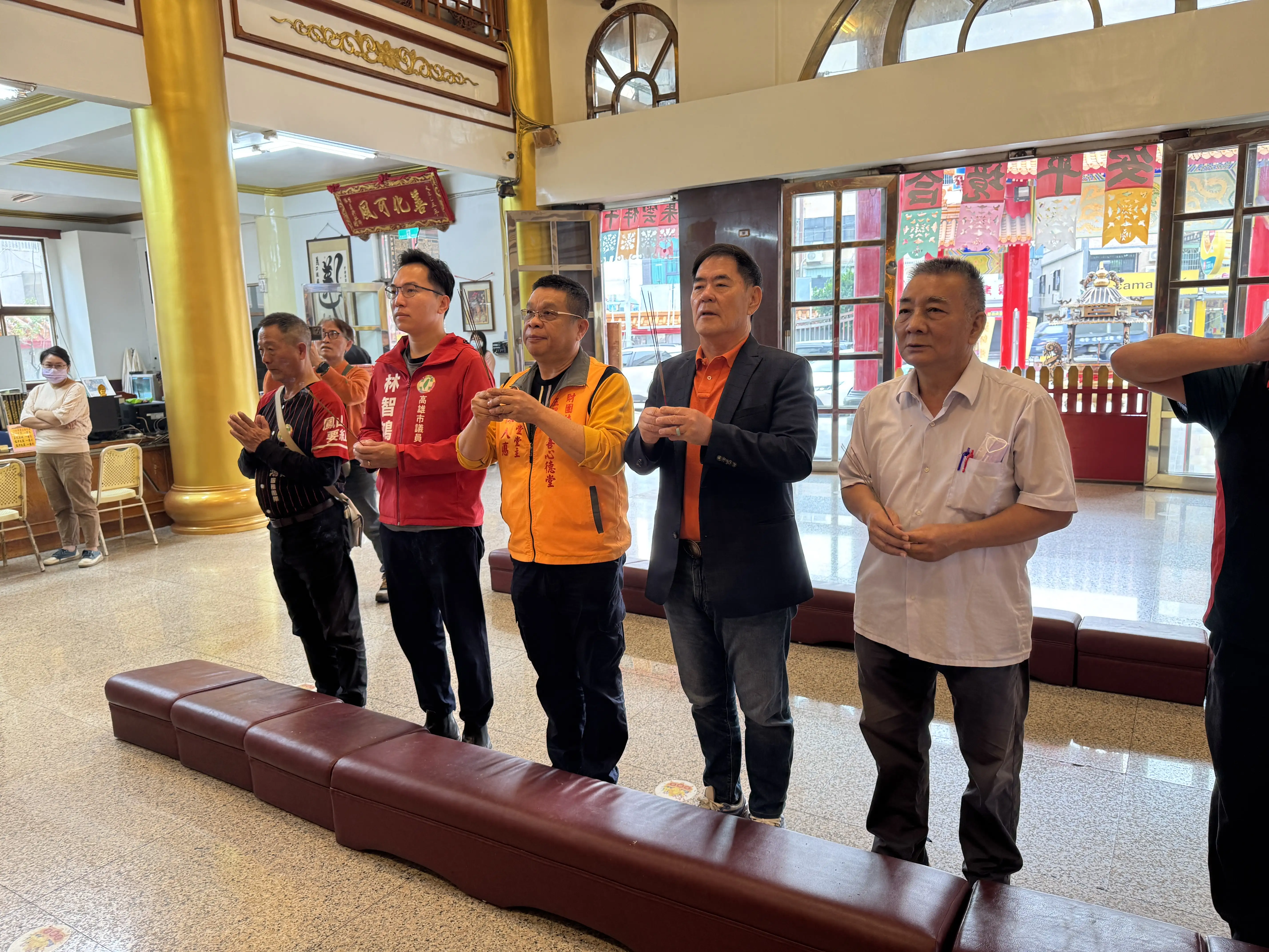 市議員林智鴻指出，五甲關帝廟國運籤關鍵字為「新氣象、拚經濟、國泰民安」，象徵台灣產業可望航向全球、持續成長。（林智鴻提供）