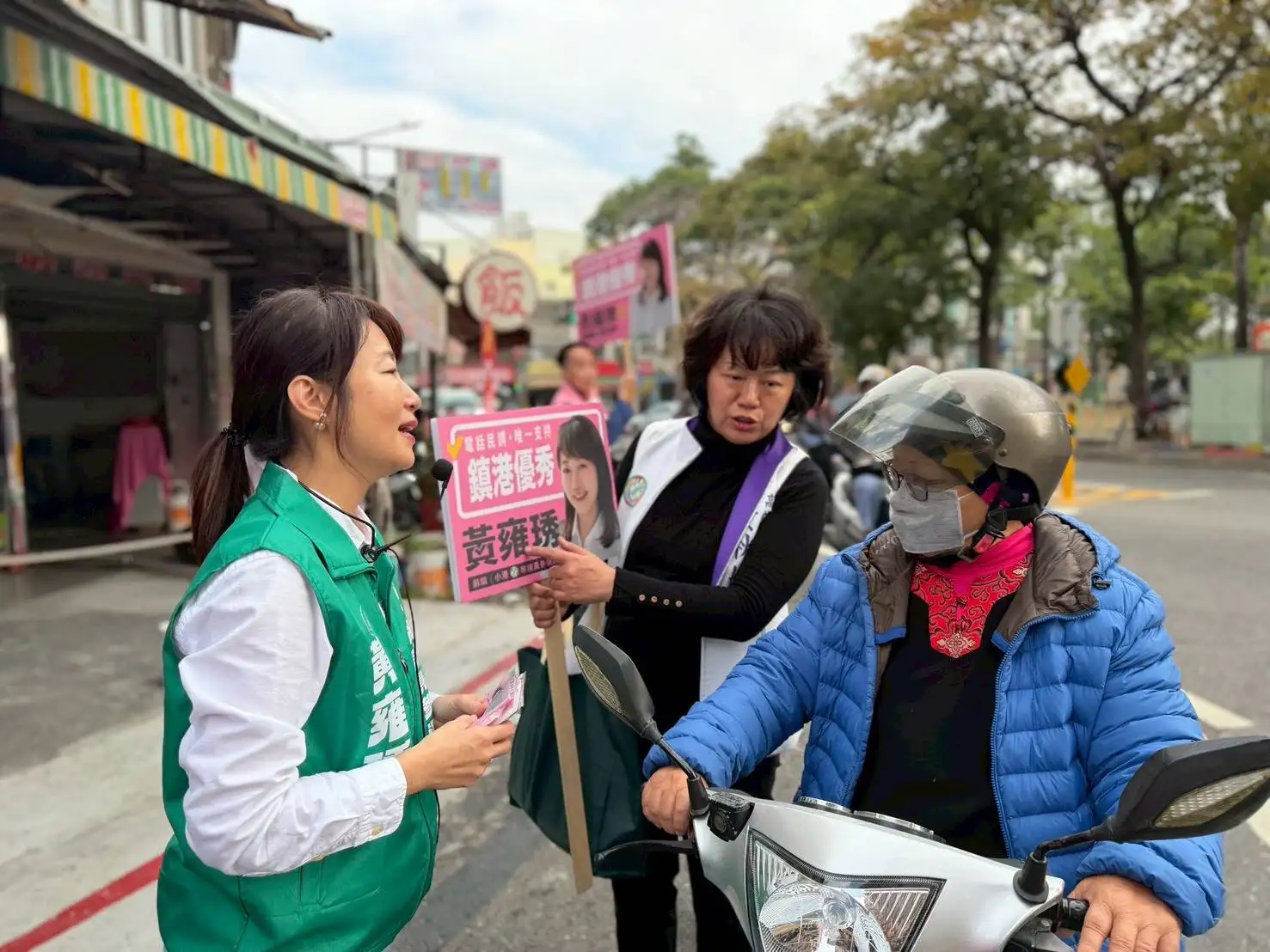 黃雍琇在前鎮媽祖港橋與陪同議員李雅慧、李雨庭、黃秋媖及黃飛鳳揮手致意，展現團結陣容。（記者吳文生攝）