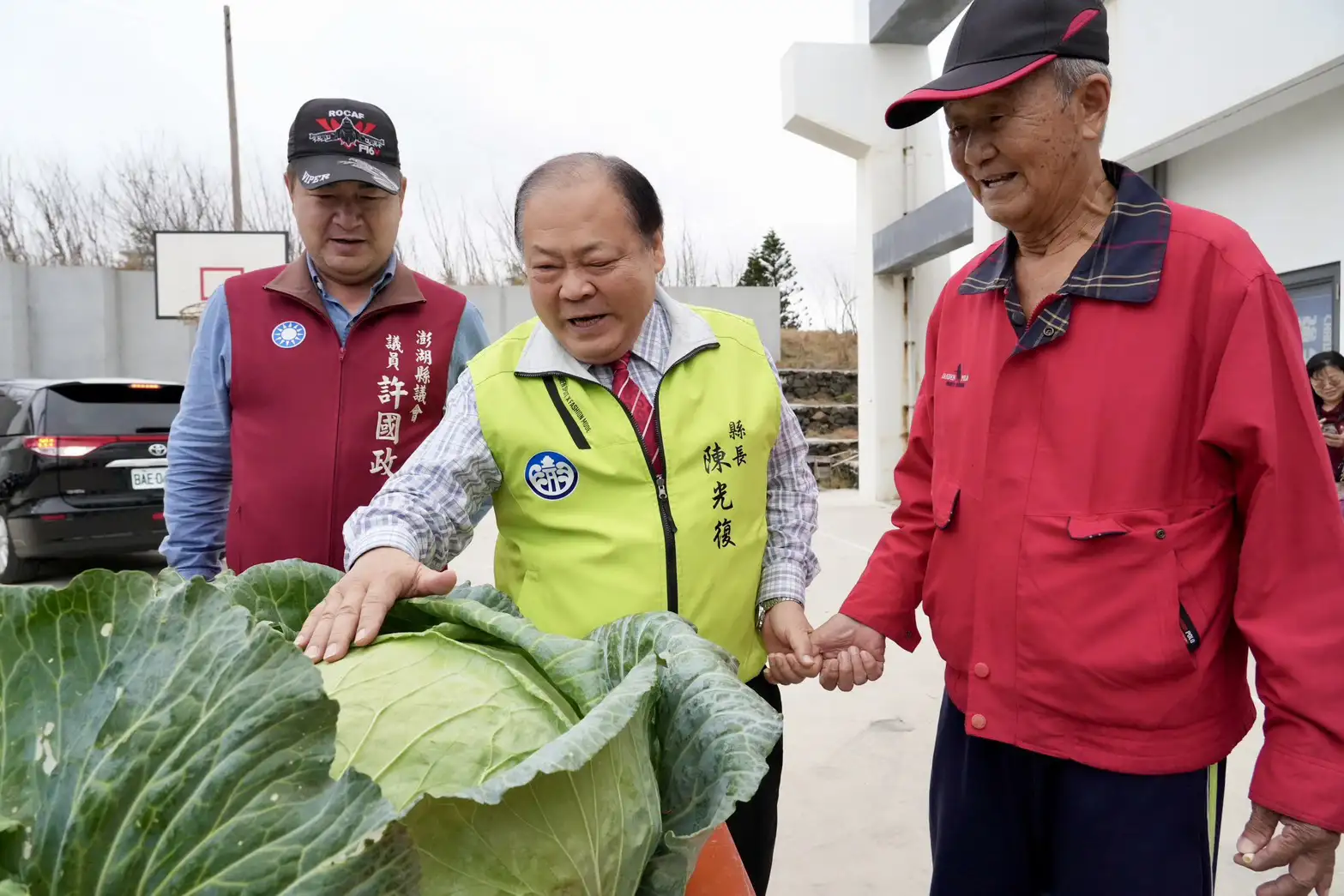 湖縣長陳光復與農友一同欣賞參賽高麗菜成果，肯定菜農辛勞付出。(圖/澎湖縣政府提供)